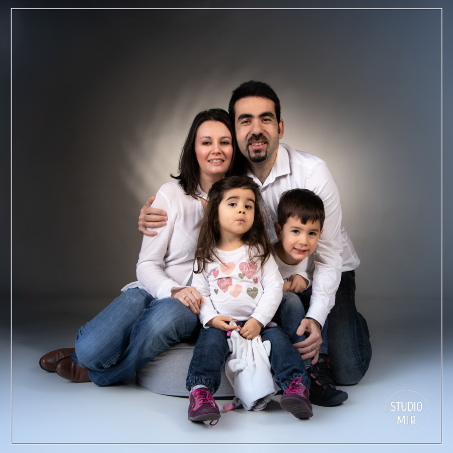 Réservez votre séance photos en famille Studio Mir Studio photo