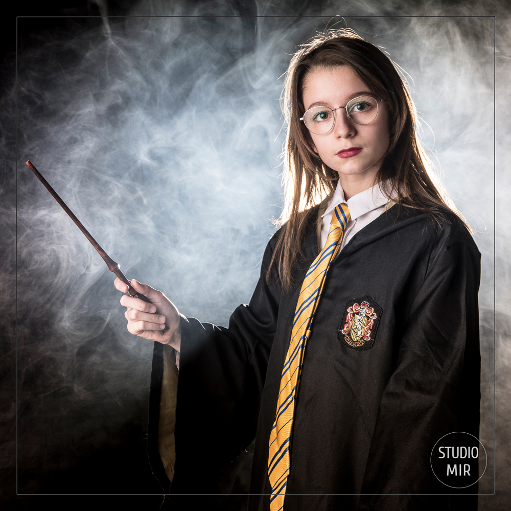· Pour un EVJF sur le thème d’Harry Potter, · Pour les enfants et ados voulant faire leur entrée à Poudlard, · Pour les Familles de moldus · Pour les cosplayers qui veulent immortaliser leur tenue, · Pour les créatures magiques aussi Sorciers, moldus ou créatures, vous êtes les bienvenue pour un shooting inspiré d’Harry Potter au Studio à Saint Maur des Fossés. Notre studio est accessible par le quai 9/3 quarts de la gare La Varenne Chennevières, N’oubliez pas de passer acheter votre baguette magique avant !