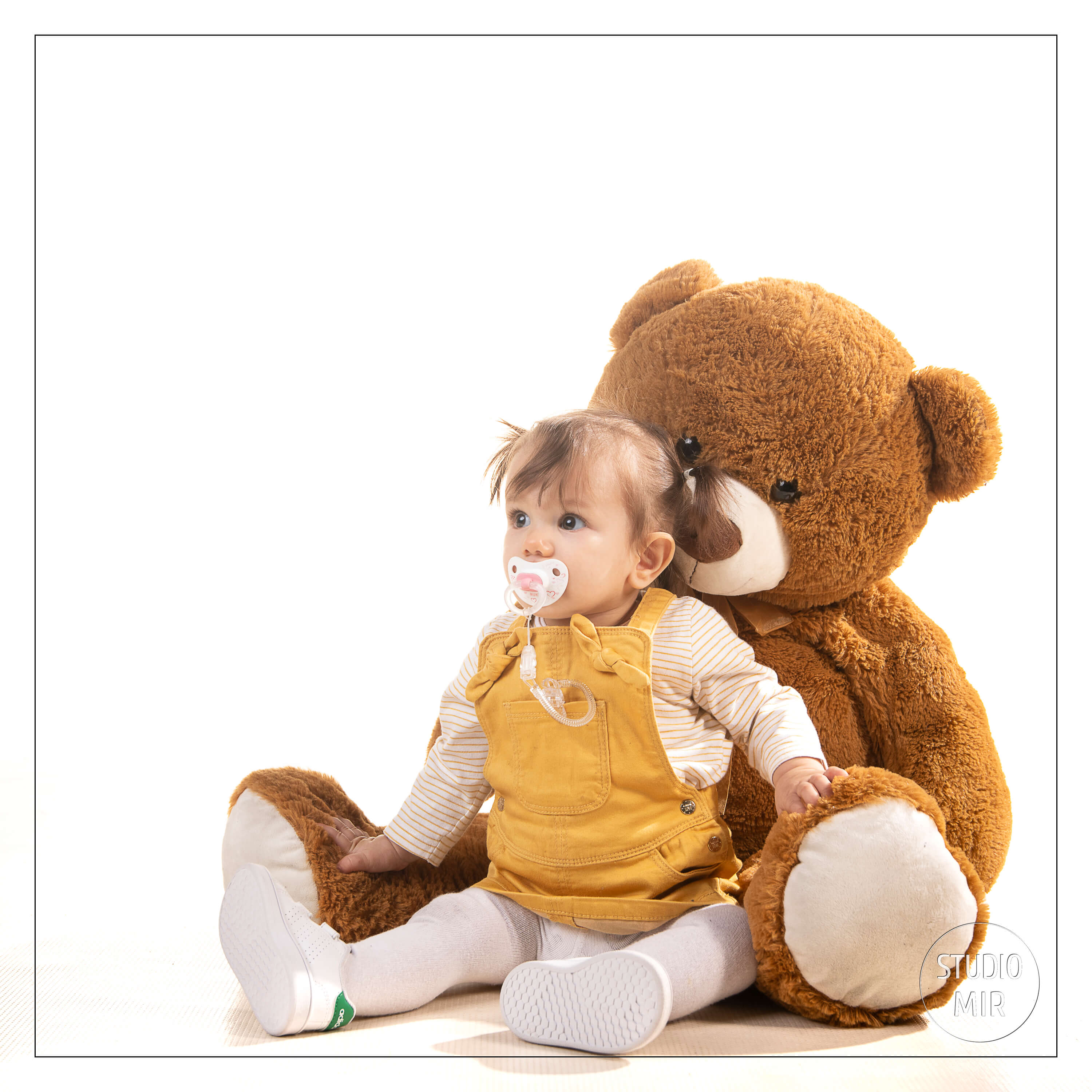 Portrait petite fille en studio photo professionnel à Saint Maur des fossés