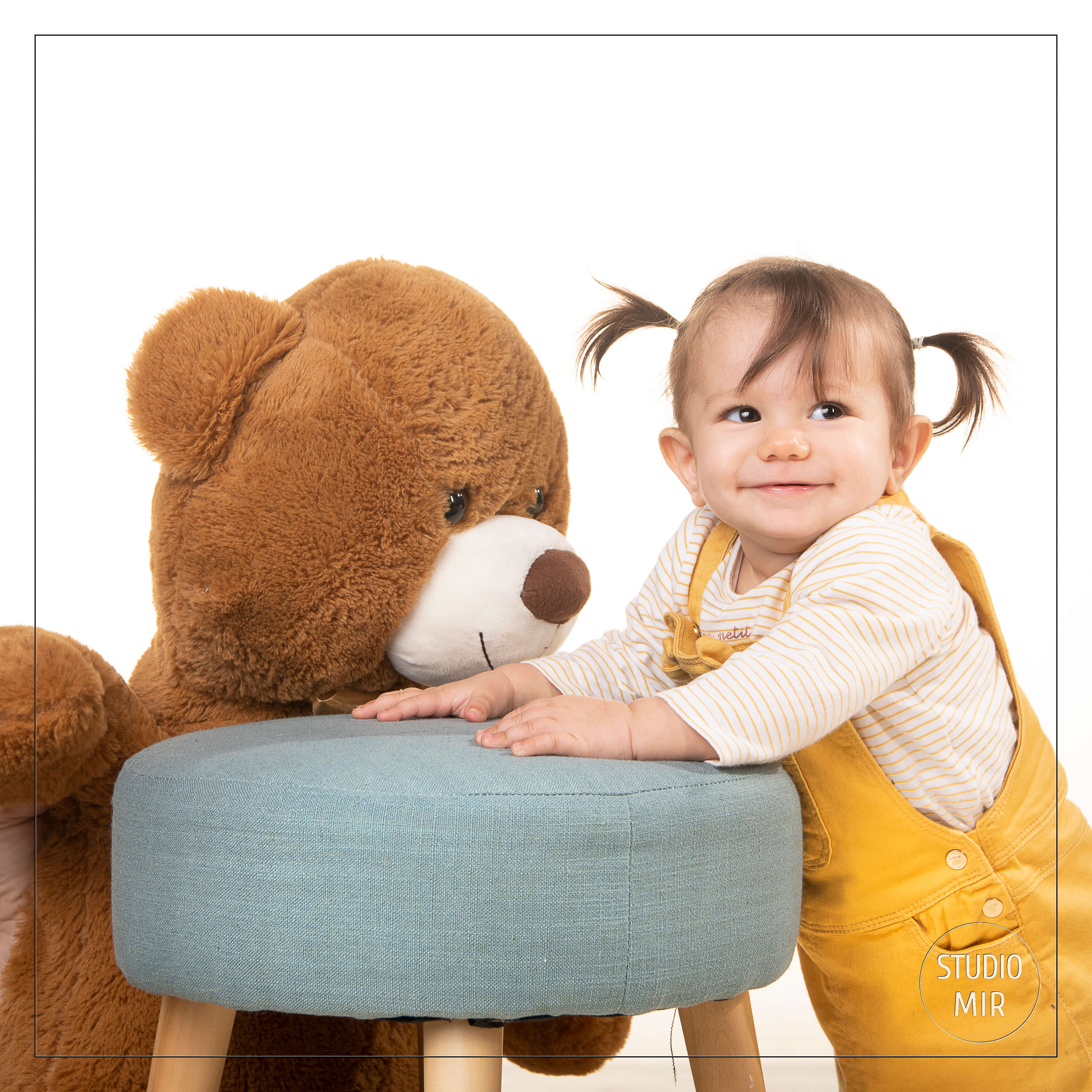 Portrait petite fille en studio photo professionnel à Saint Maur des fossés
