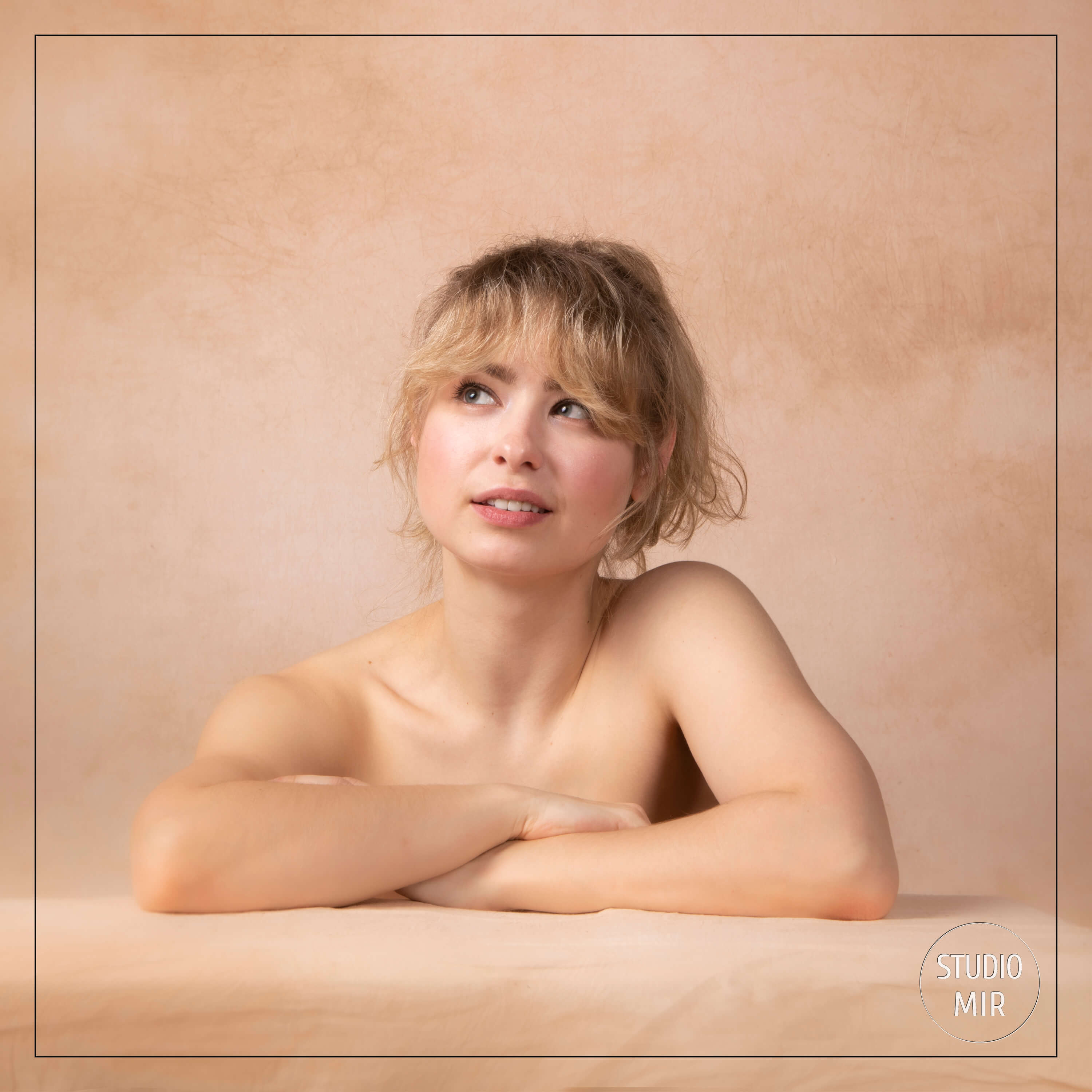Shooting boudoir couleurs nude en studio photo dans le Val de Marne