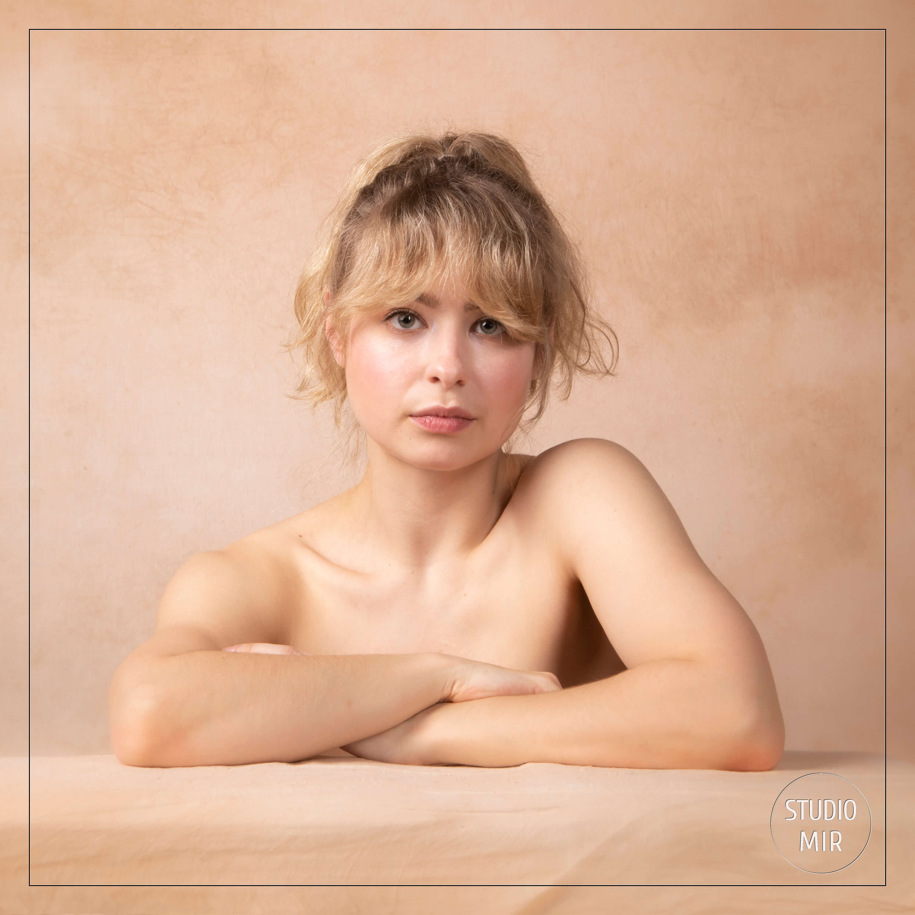 Shooting boudoir couleurs nude en studio photo dans le Val de Marne