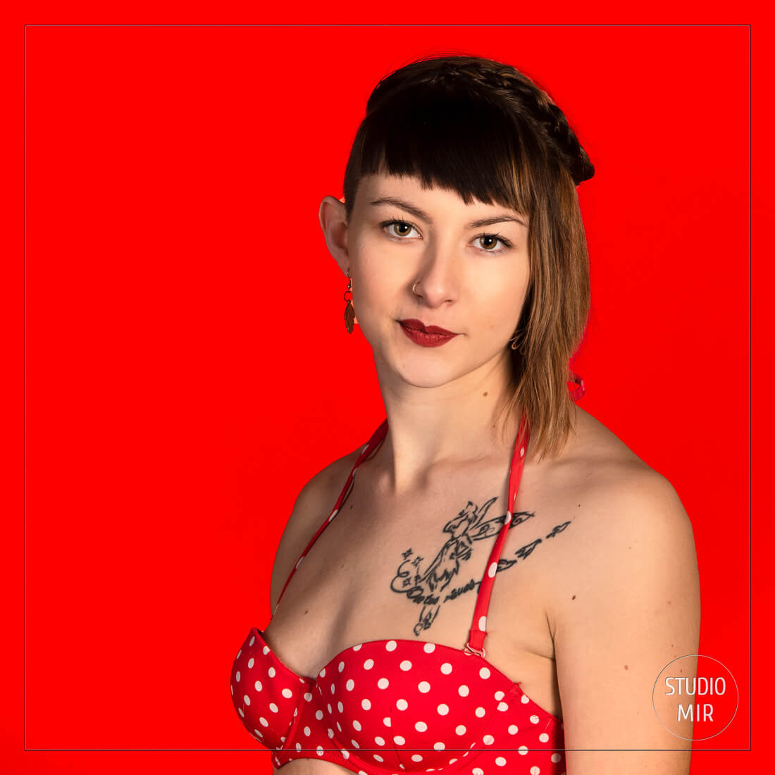 Photographe modèle sur fond rouge en studio photo à Saint Maur des Fossés