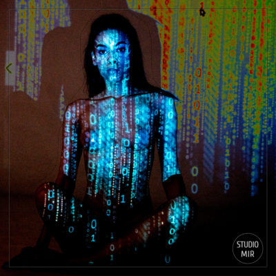 Séance photo Boudoir : projection de lumière sur modèle en studio dans le Val de Marne