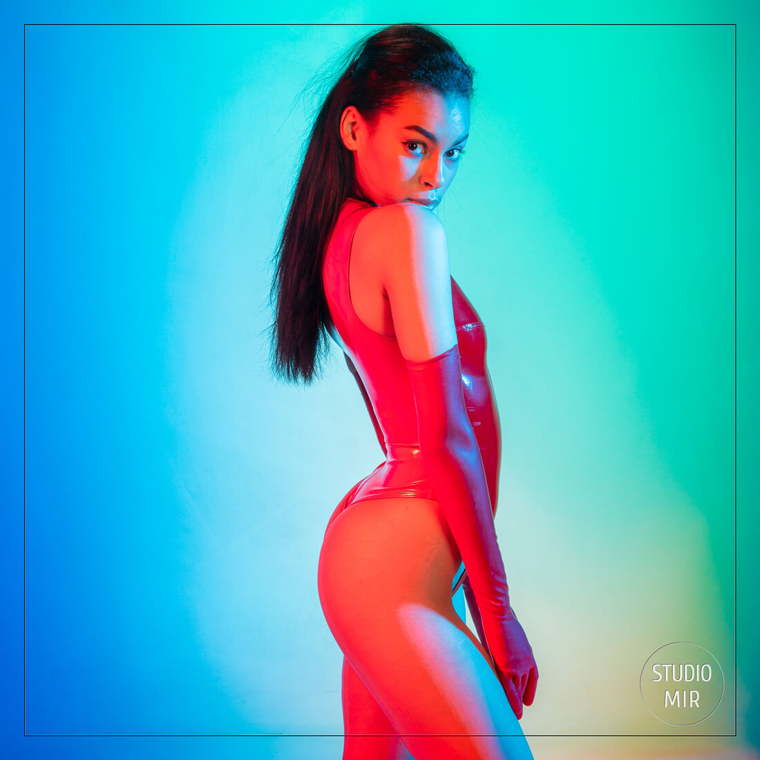 Séance photo Boudoir en latex rouge en Ile de France