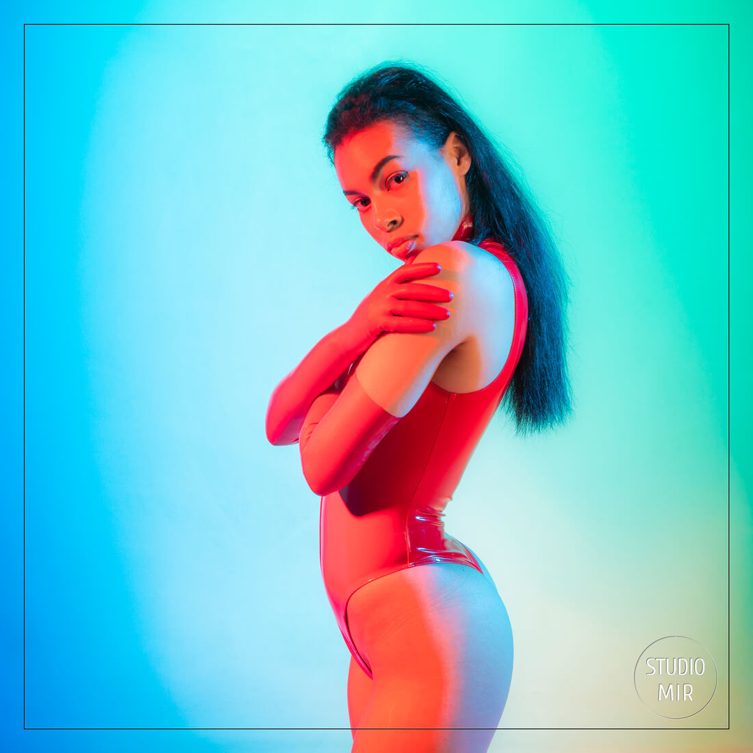 Séance photo Boudoir en latex rouge en Ile de France