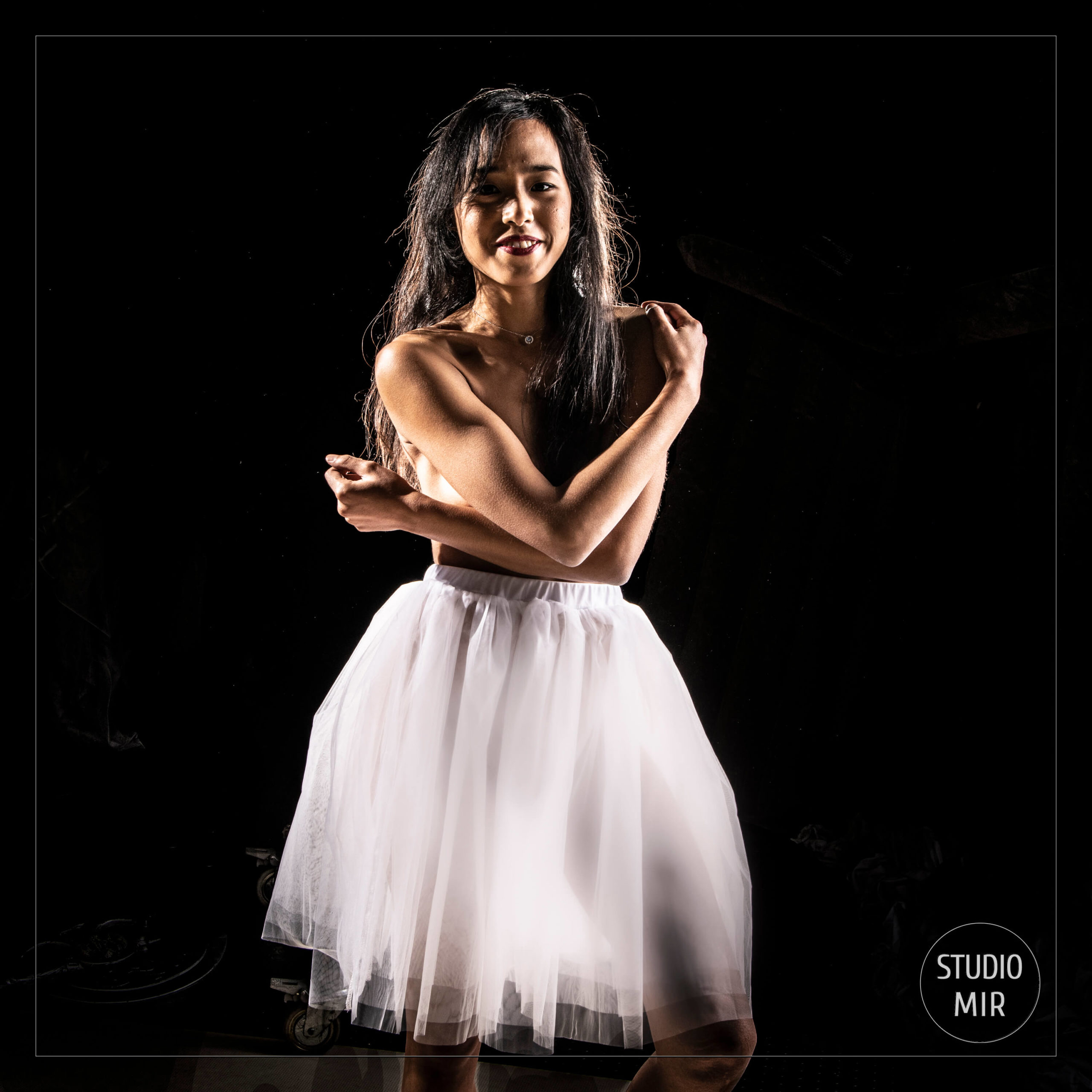 Photographe boudoir en jupe blanche dans le Val de Marne