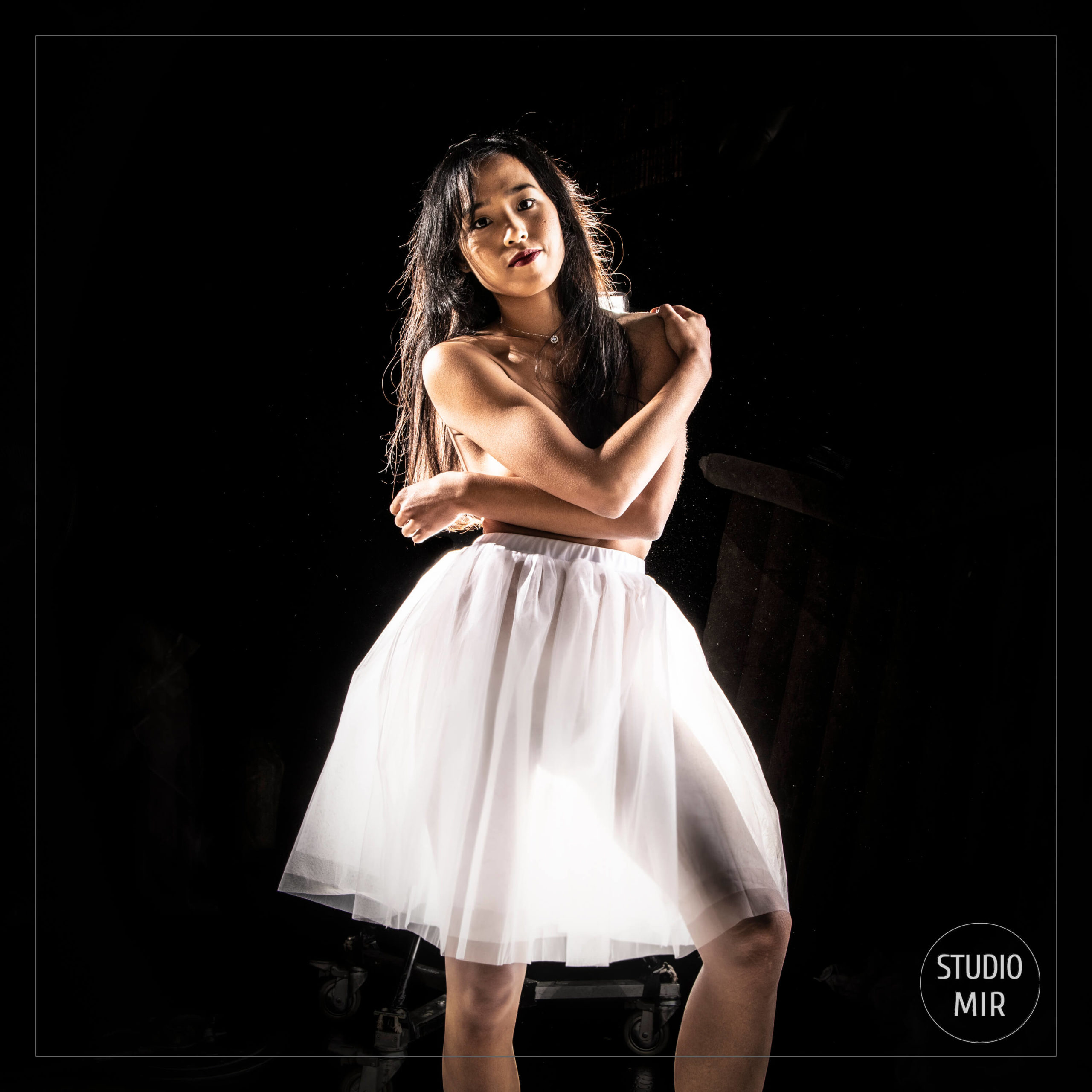 Photographe boudoir en jupe blanche dans le Val de Marne