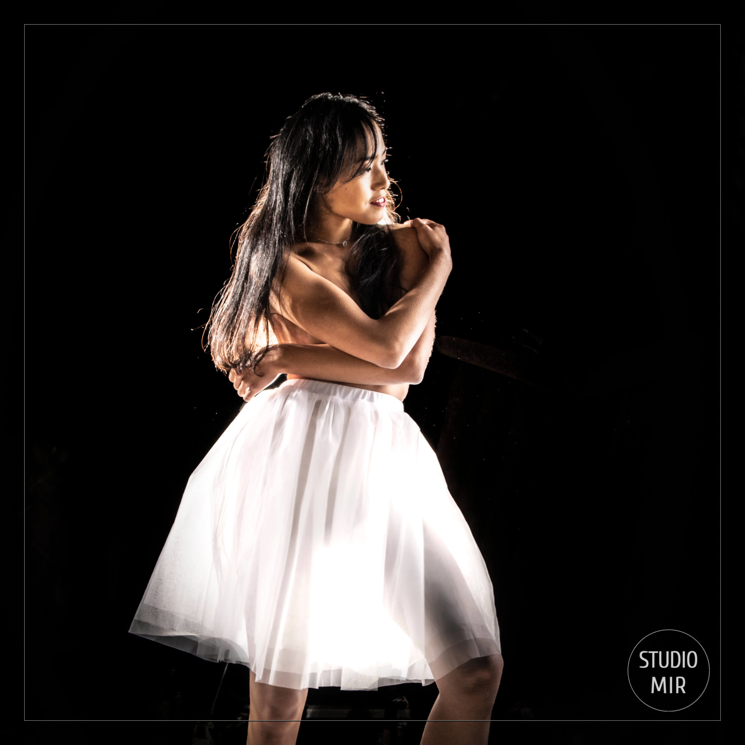 Photographe boudoir en jupe blanche dans le Val de Marne