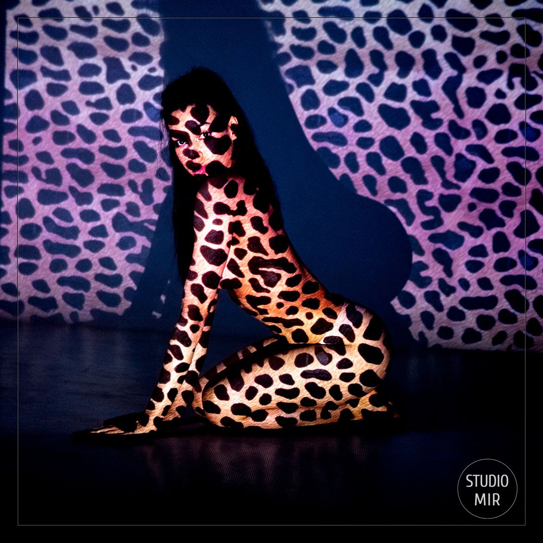 Photographe Boudoir et projection de motif léopard sur le corps près de Paris