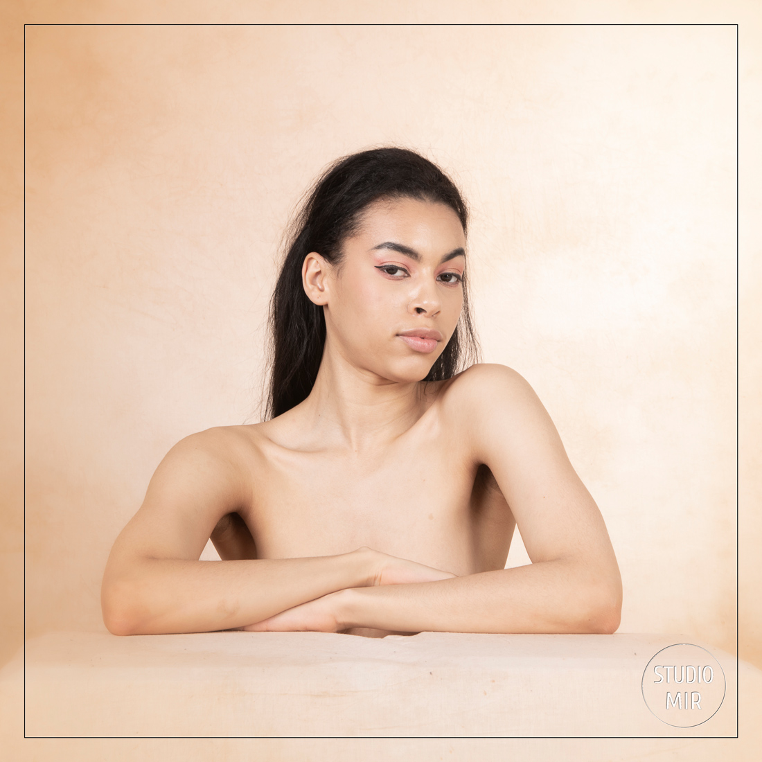 Photographe Boudoir : séance photos aux couleurs claires dans le Val de Marne
