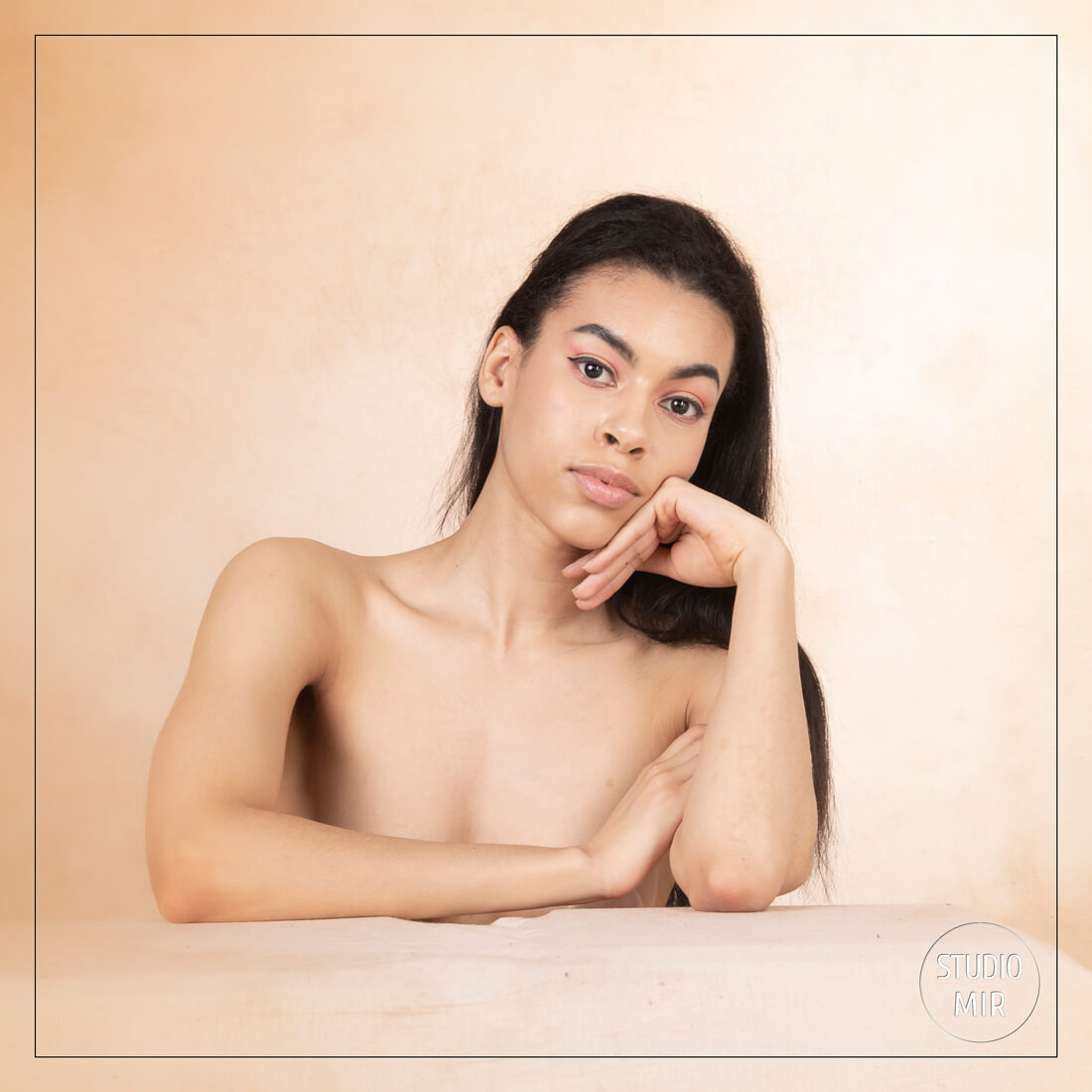 Photographe Boudoir : séance photos aux couleurs claires dans le Val de Marne