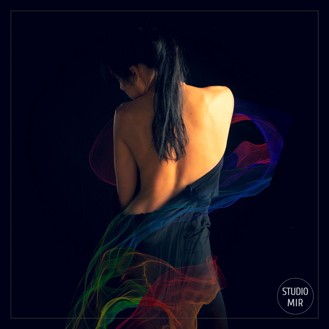Photographe modèle avec voilages en studio photo dans le Val de Marne