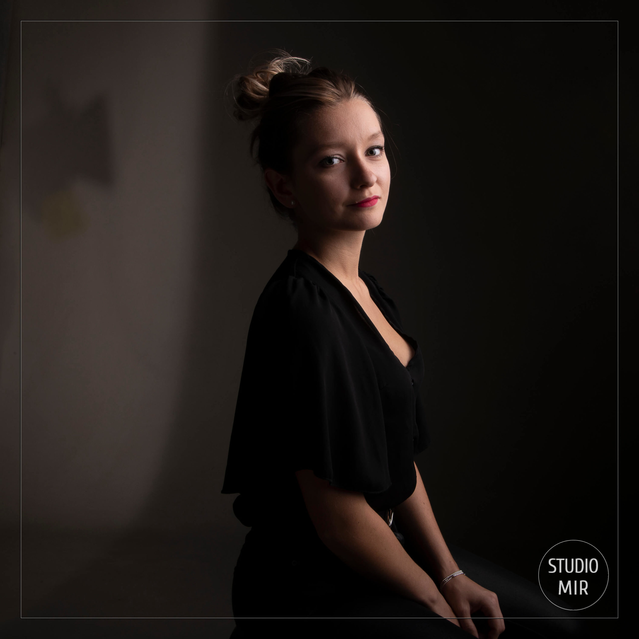 Photographe professionnel : séance photo modèle sombre en studio dans le Val de Marne