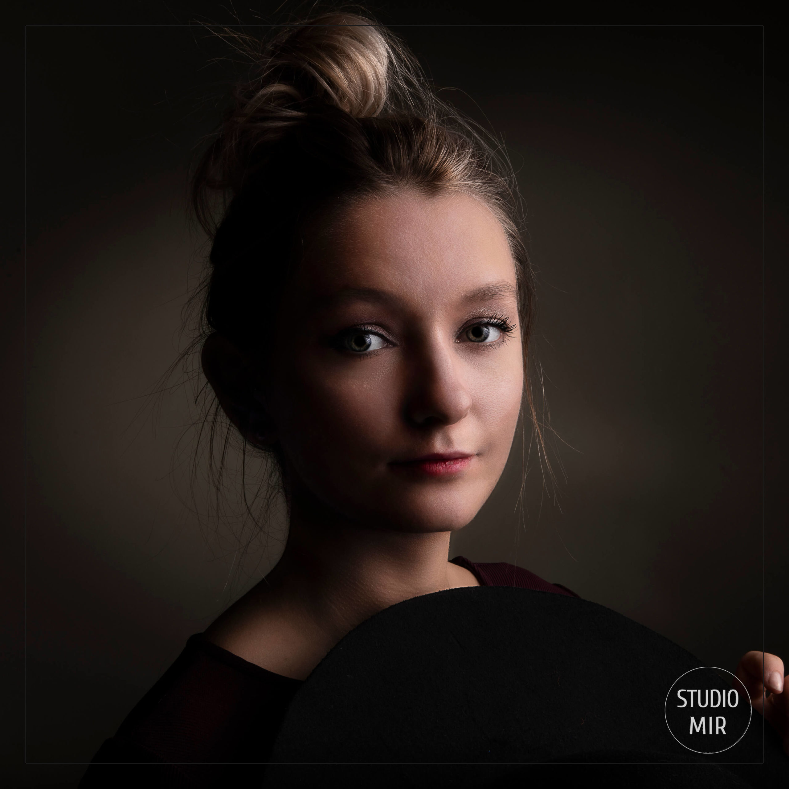 Photographe professionnel : séance photo modèle sombre en studio dans le Val de Marne
