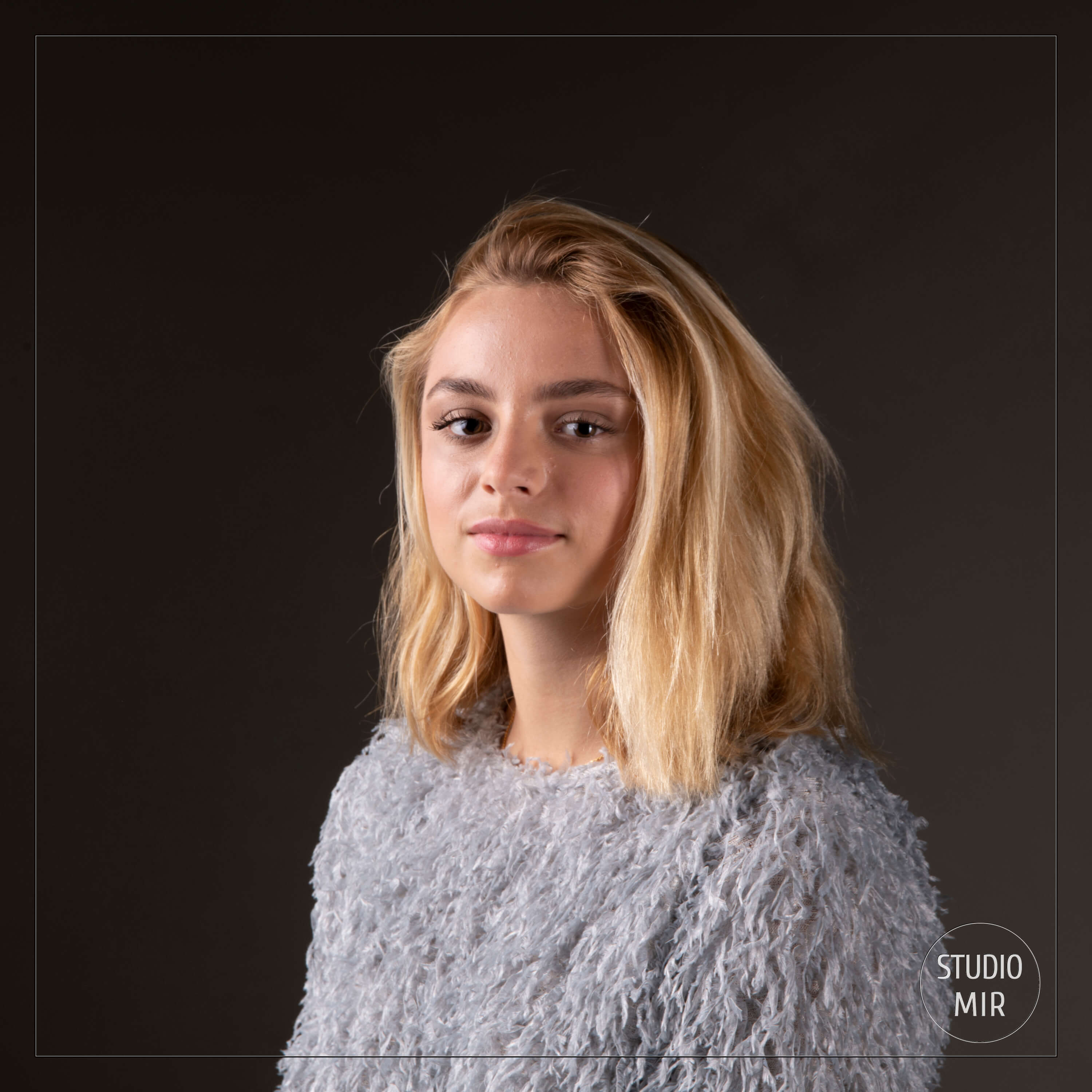 Séance photo jeune femme blonde en studio photo en Ile de France