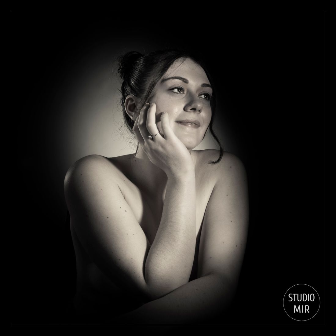 Photographe Boudoir cinéma en noir et blanc dans le Val de Marne