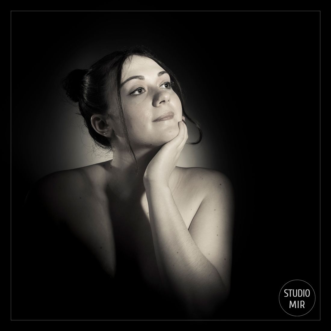 Photographe Boudoir cinéma en noir et blanc dans le Val de Marne
