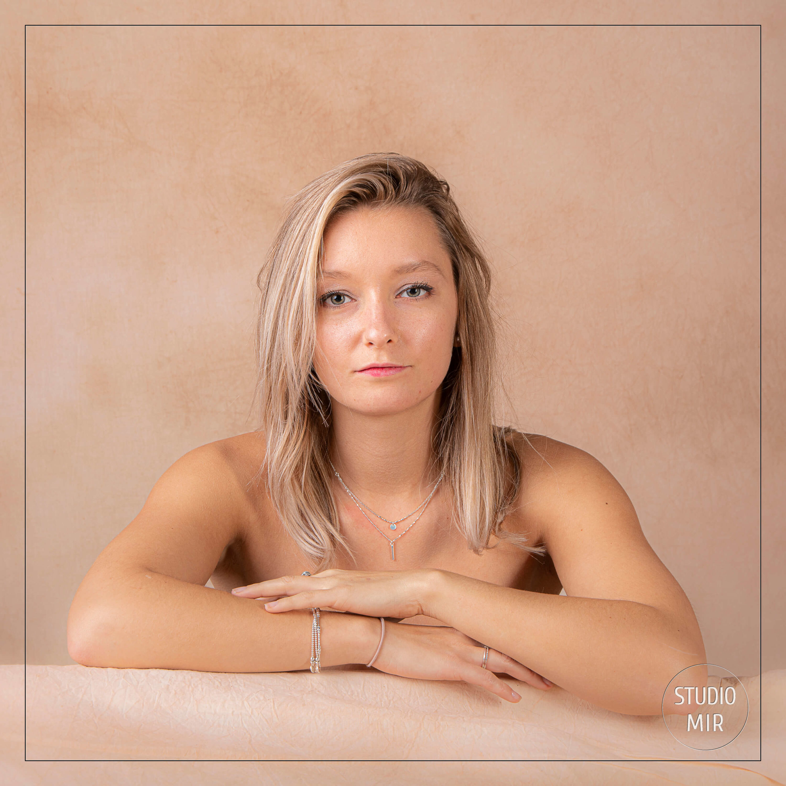 Mettre en valeur votre buste lors d’un shooting Boudoir en studio photo dans le Val de Marne