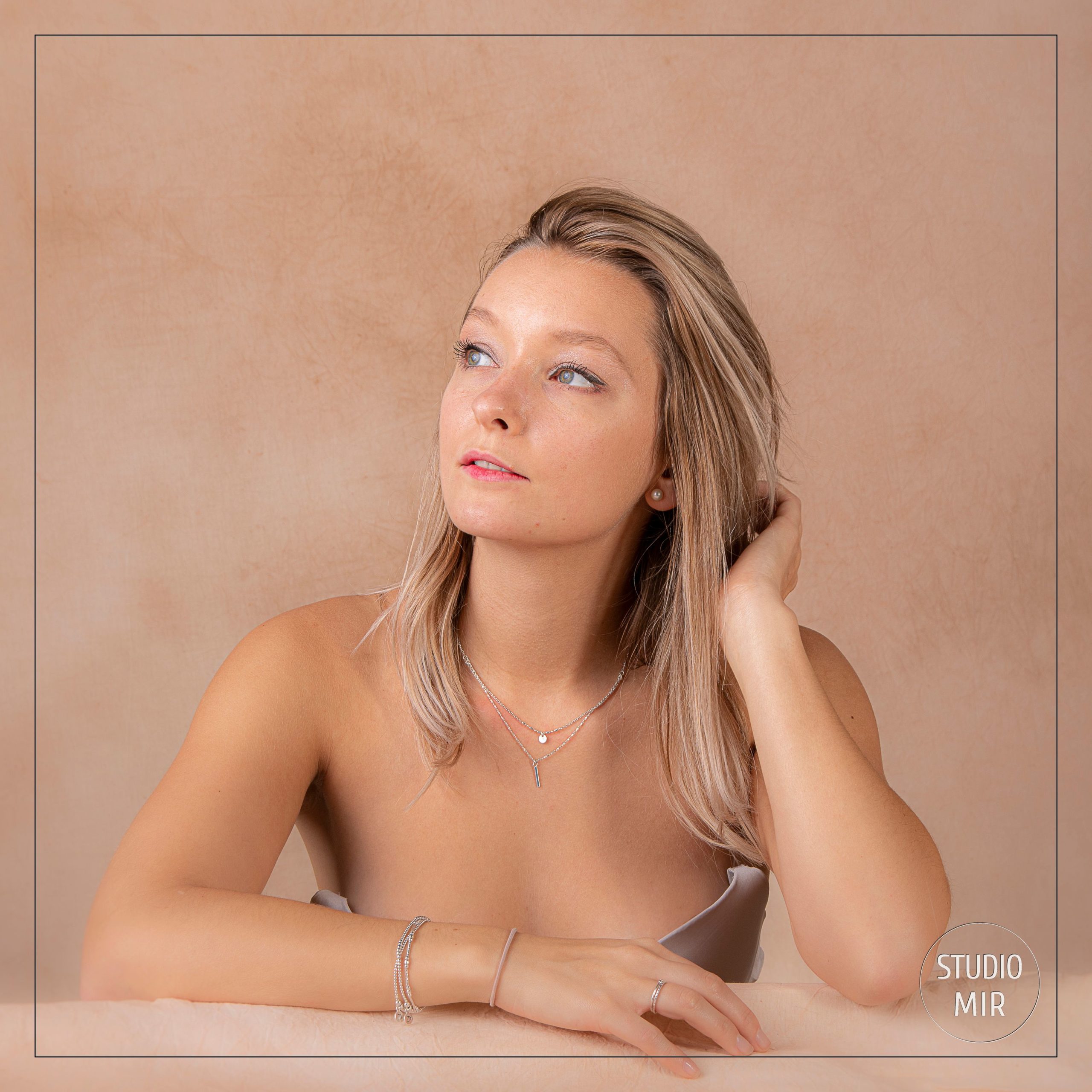 Mettre en valeur votre buste lors d’un shooting Boudoir en studio photo dans le Val de Marne