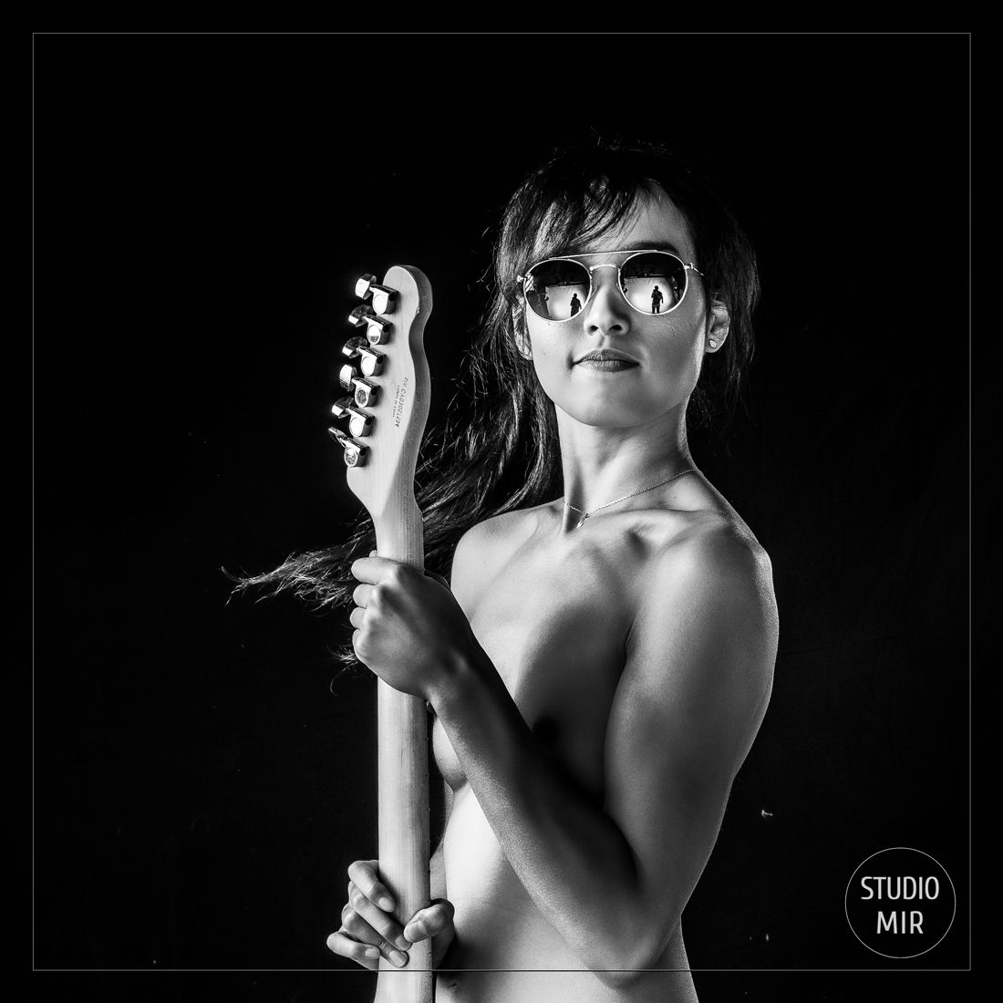 Shooting photo Boudoir Rock and Roll en noir et blanc dans le Val de Marne