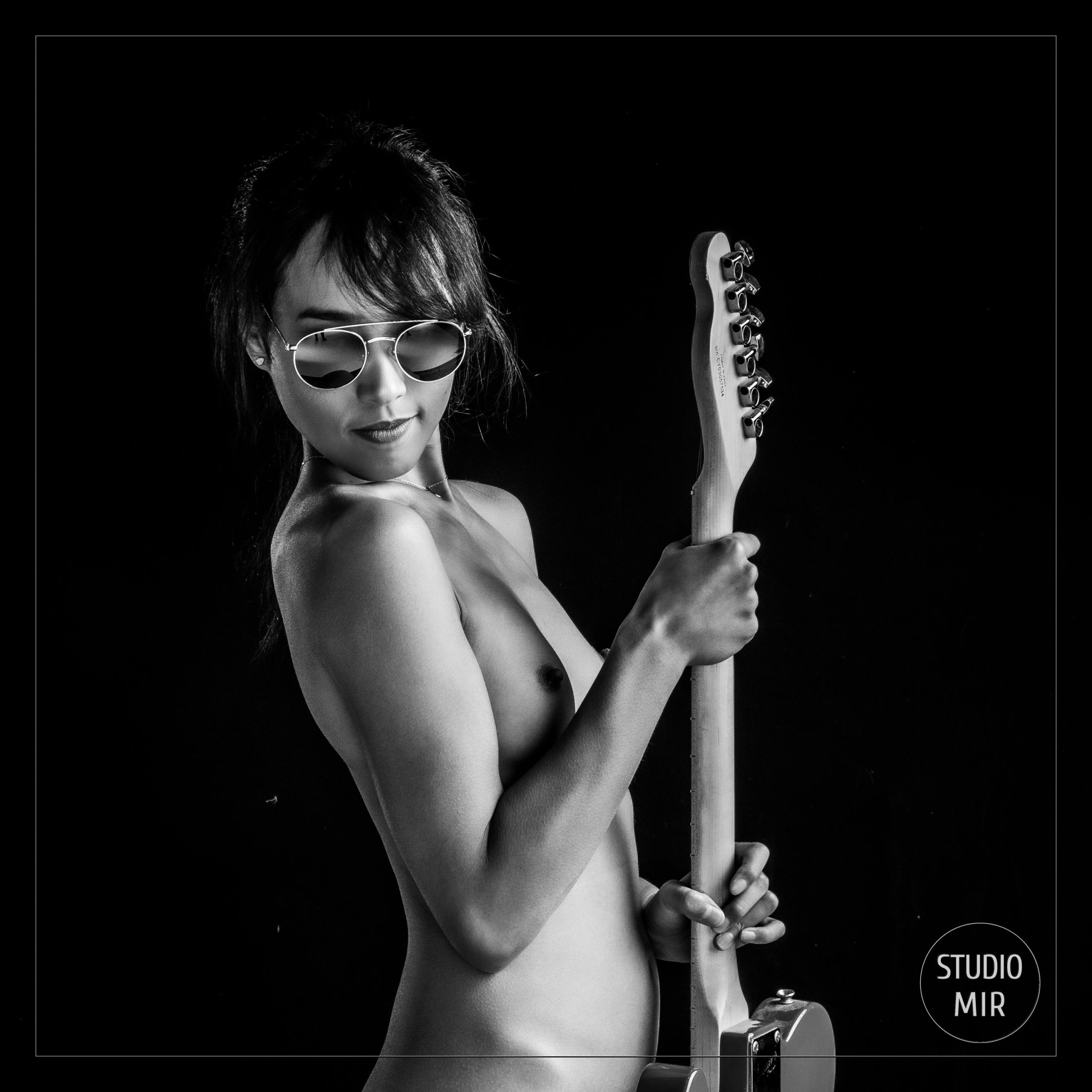 Shooting photo Boudoir Rock and Roll en noir et blanc dans le Val de Marne