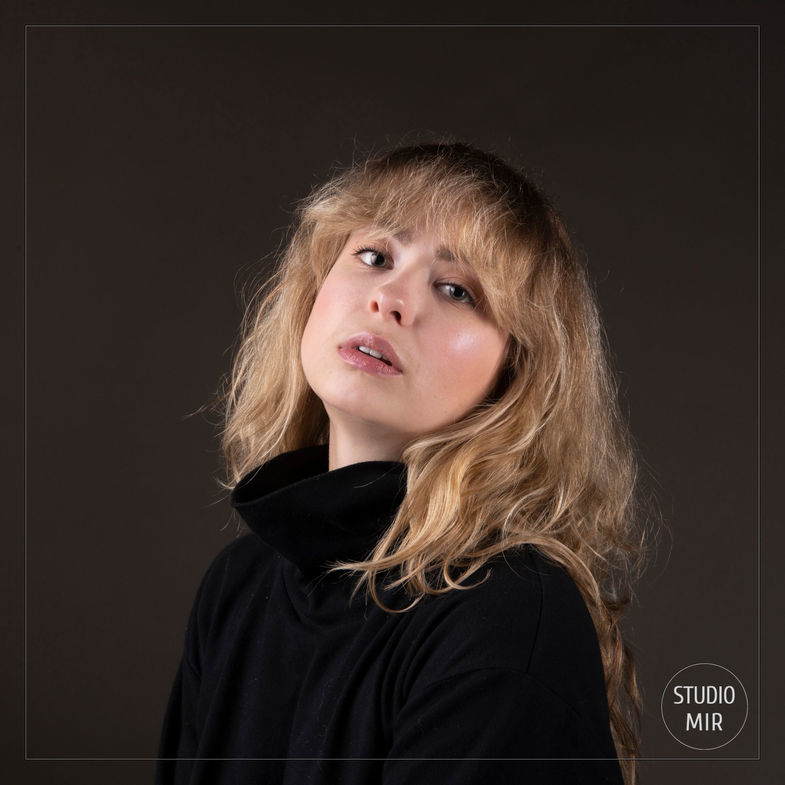 studio photo professionnel près de Paris: séance photo femme sur décor sombre