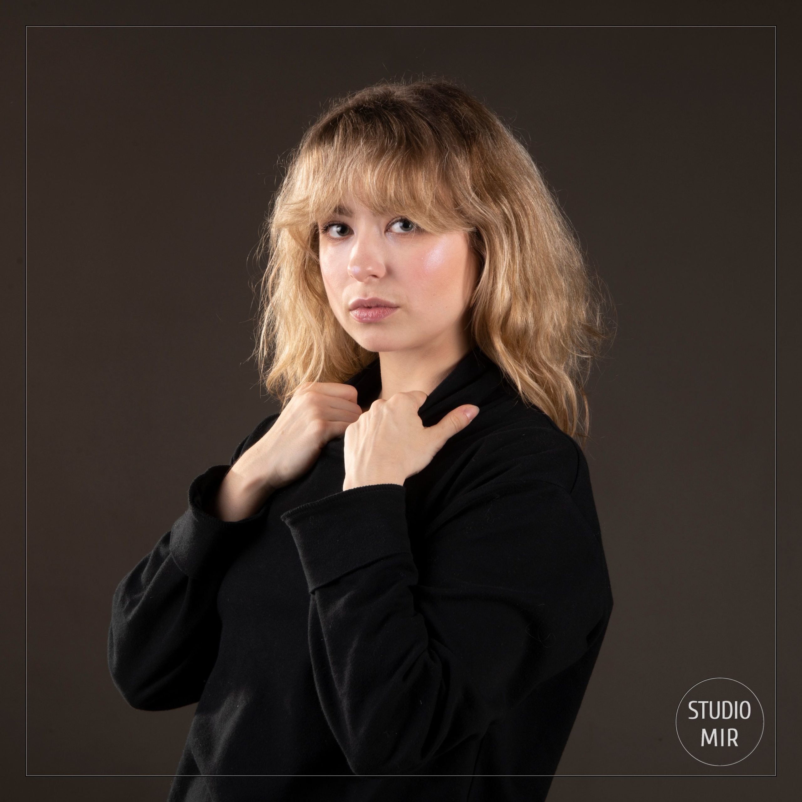 studio photo professionnel près de Paris: séance photo femme sur décor sombre