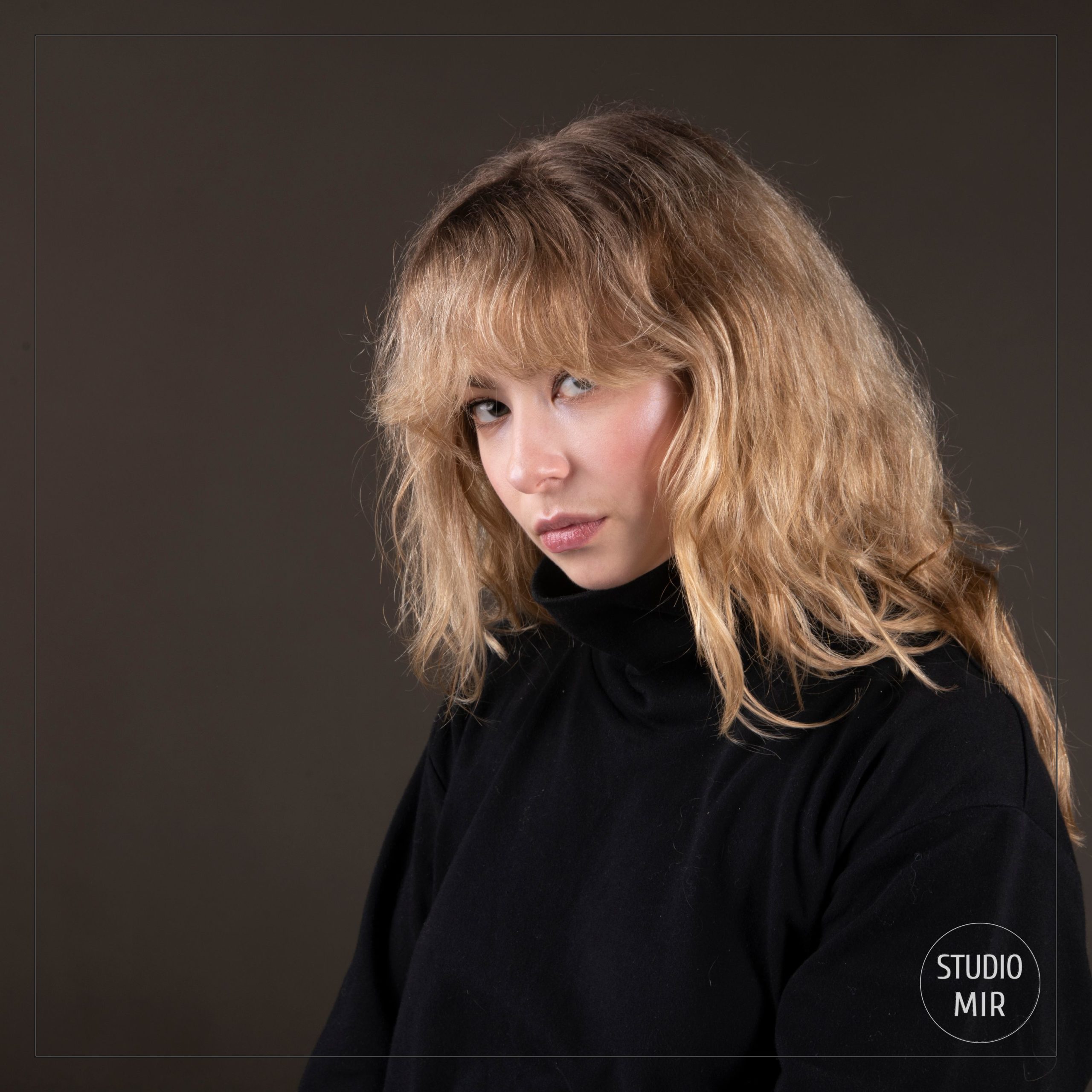 studio photo professionnel près de Paris: séance photo femme sur décor sombre