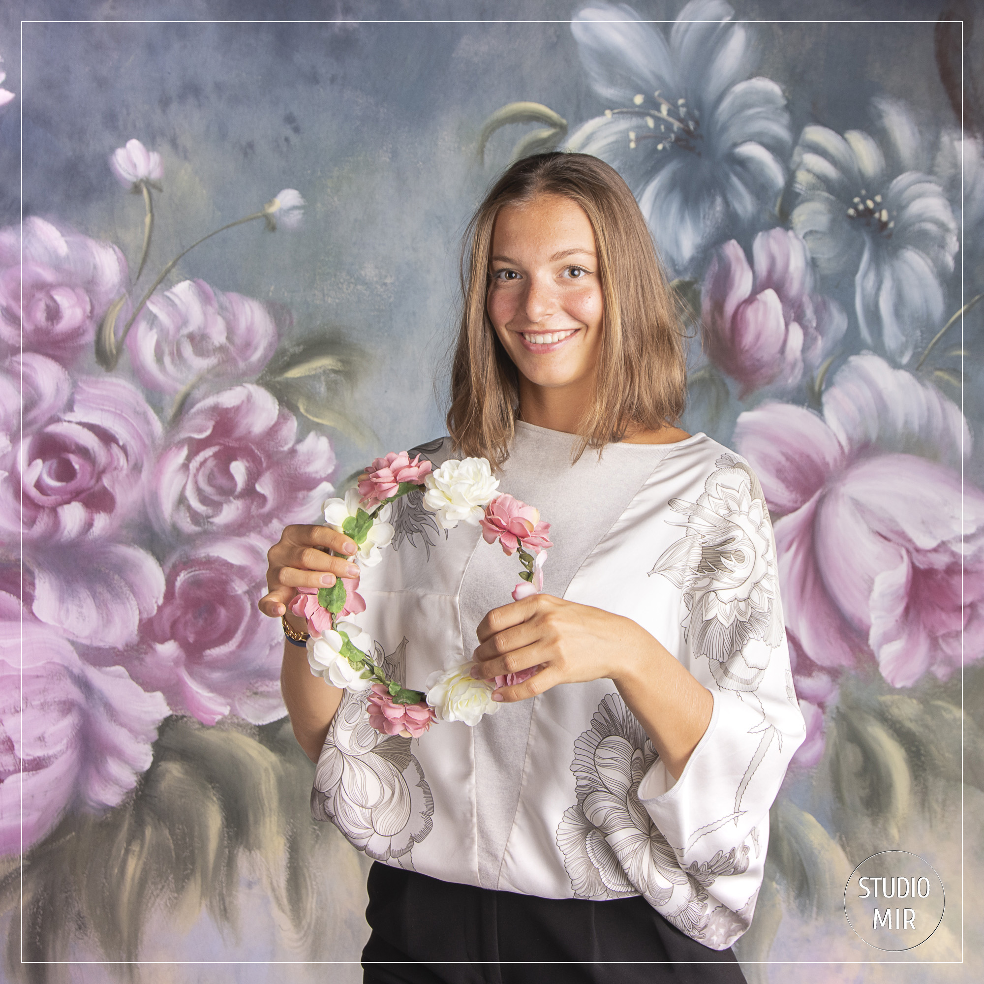 Photographe modèle en studio : shooting fond à fleurs près de Paris
