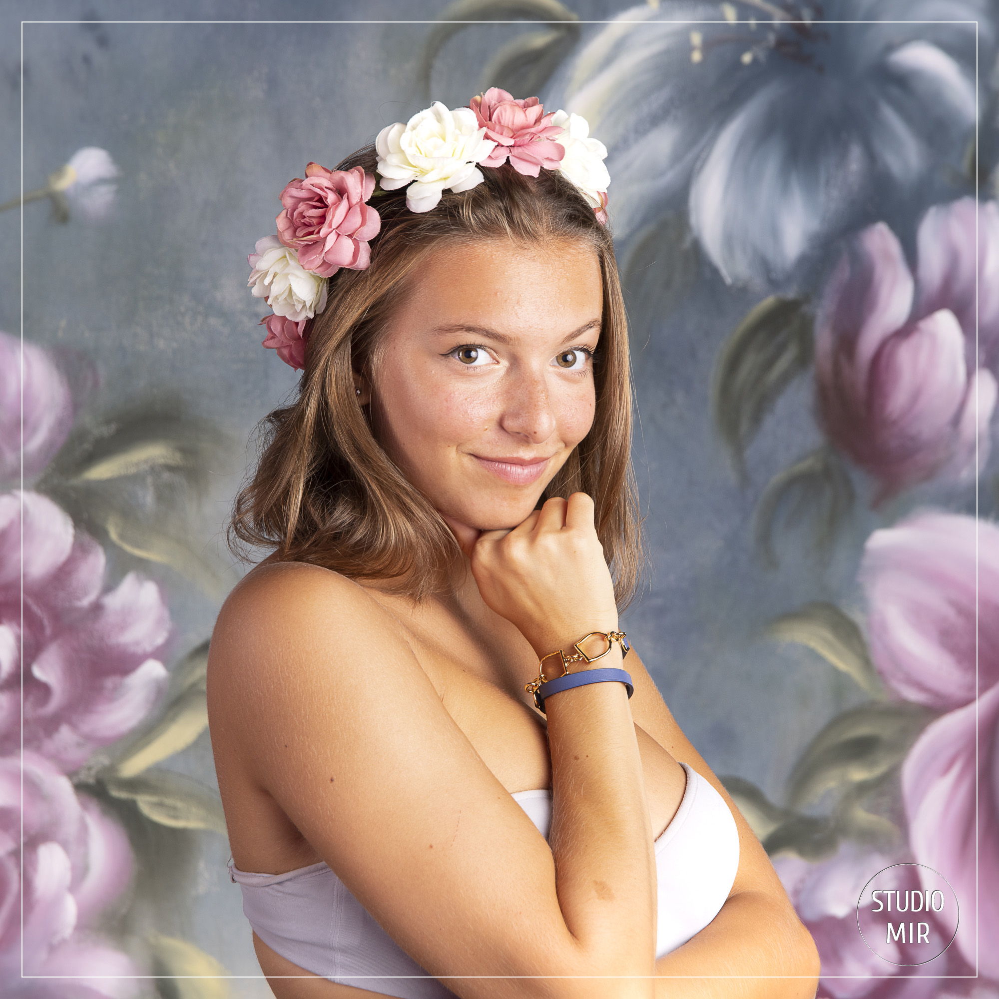 Photographe modèle en studio : shooting fond à fleurs près de Paris
