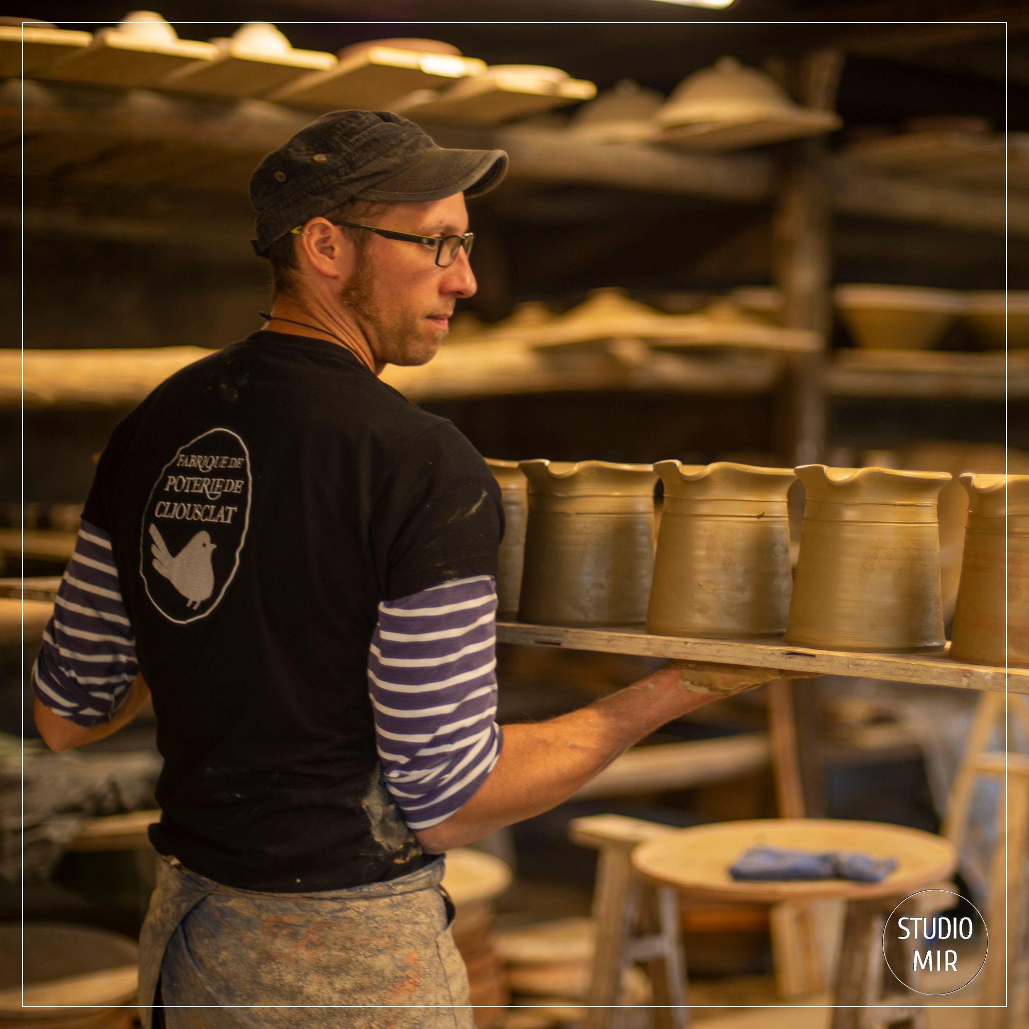 Reportage photo pour mettre en valeur le savoir-faire de l’atelier de poterie de Cliousclat dans la Drôme