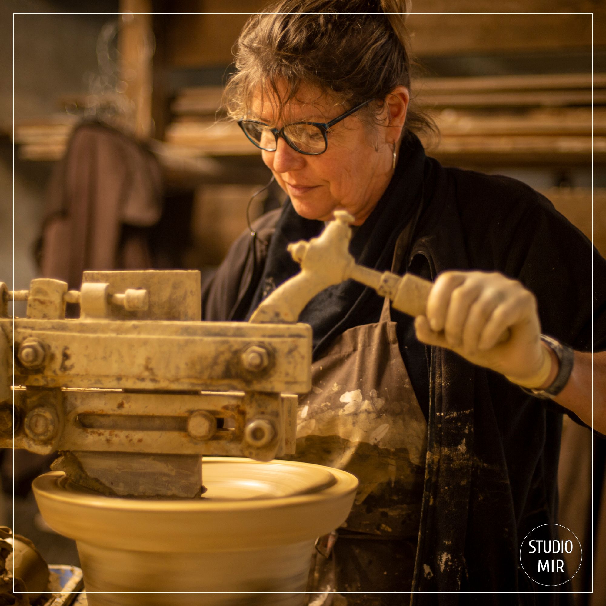 Reportage photo pour mettre en valeur le savoir-faire de l’atelier de poterie de Cliousclat dans la Drôme