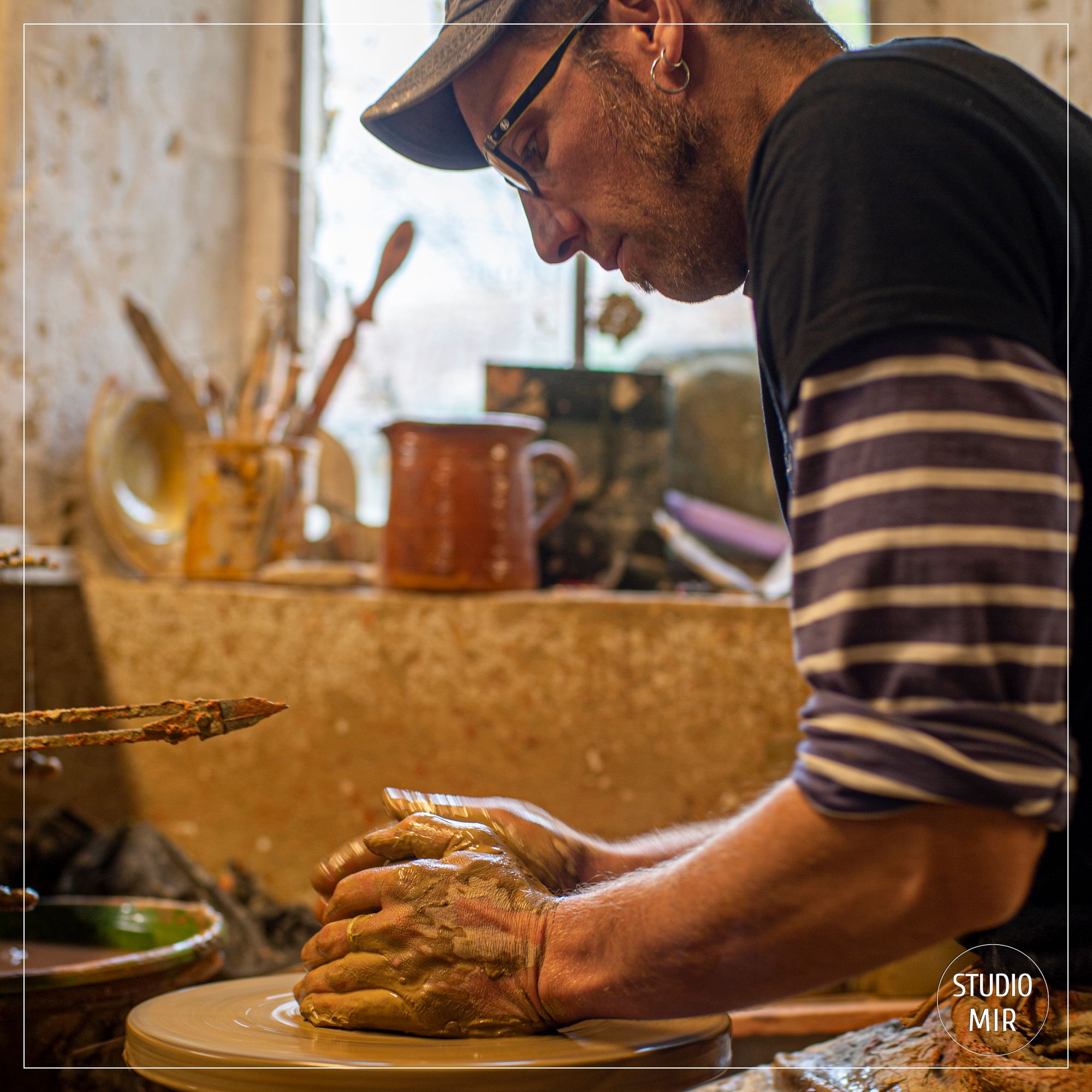 Reportage photo pour mettre en valeur le savoir-faire de l’atelier de poterie de Cliousclat dans la Drôme