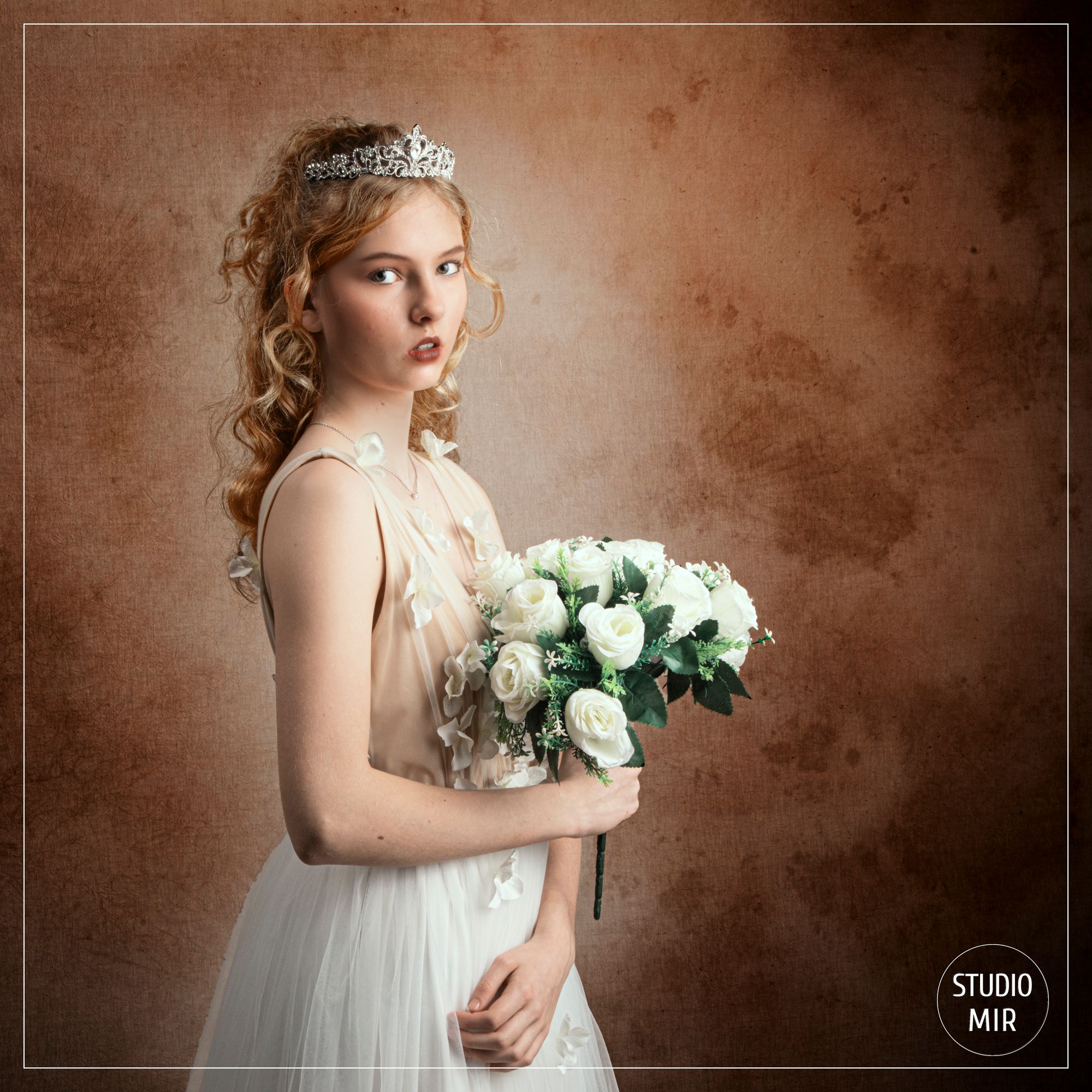 Shooting photo portrait à Paris : fleurs et romantismes en studio