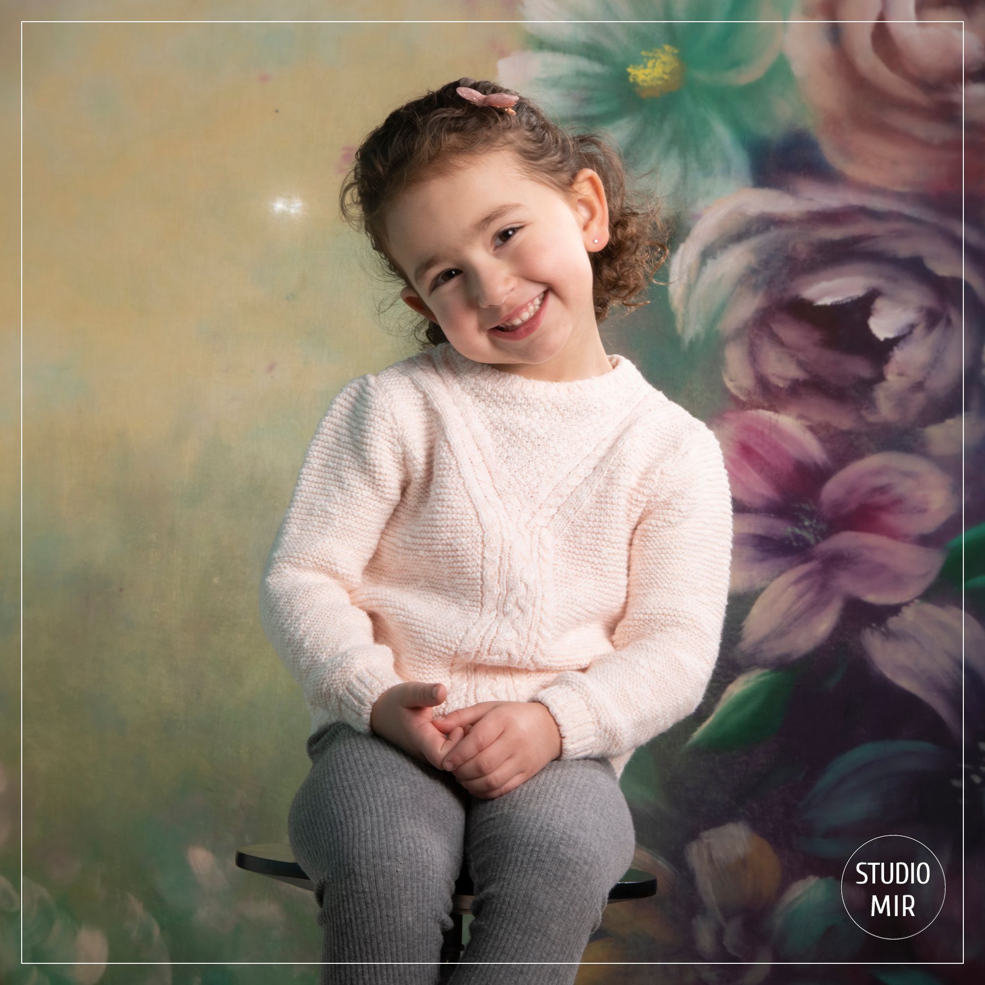 Photographe en studio en Ile de France : Séance photo en Famille avec des fleurs