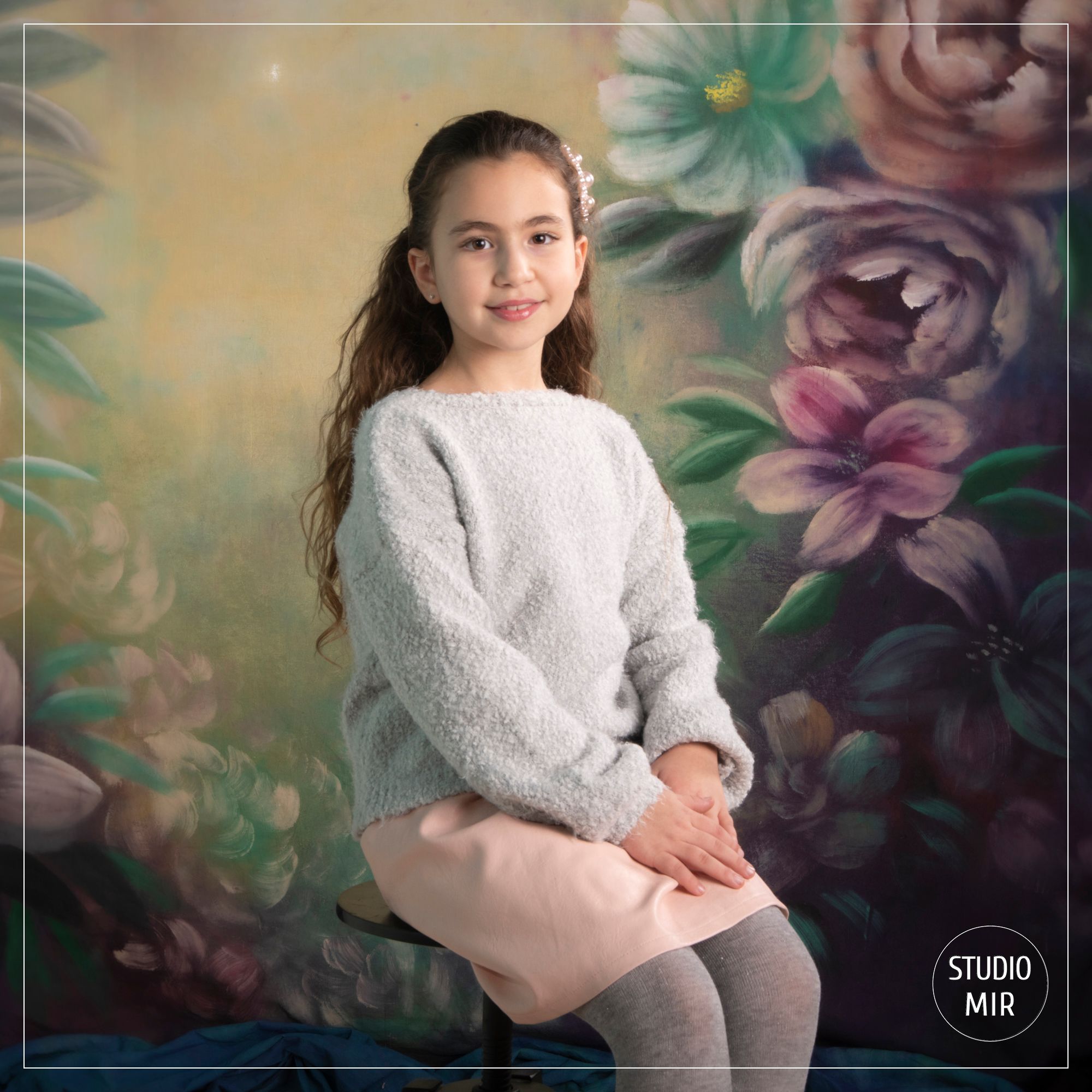 Photographe en studio en Ile de France : Séance photo en Famille avec des fleurs