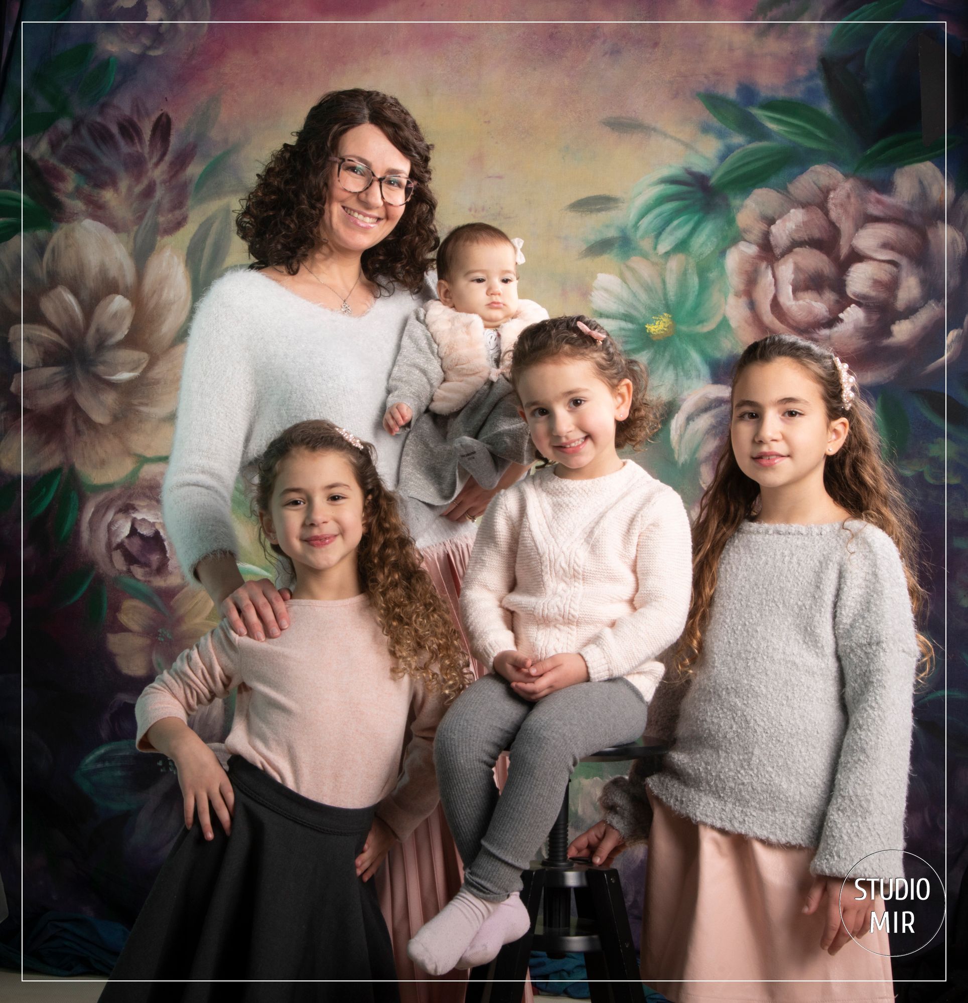 Photographe en studio en Ile de France : Séance photo en Famille avec des fleurs