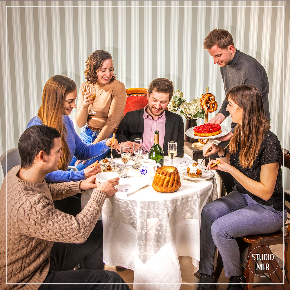 Seance-photo-famille-a-table-en-studio-dans-le-Val-de-Marne Séance photo famille à table en studio dans le Val de Marne