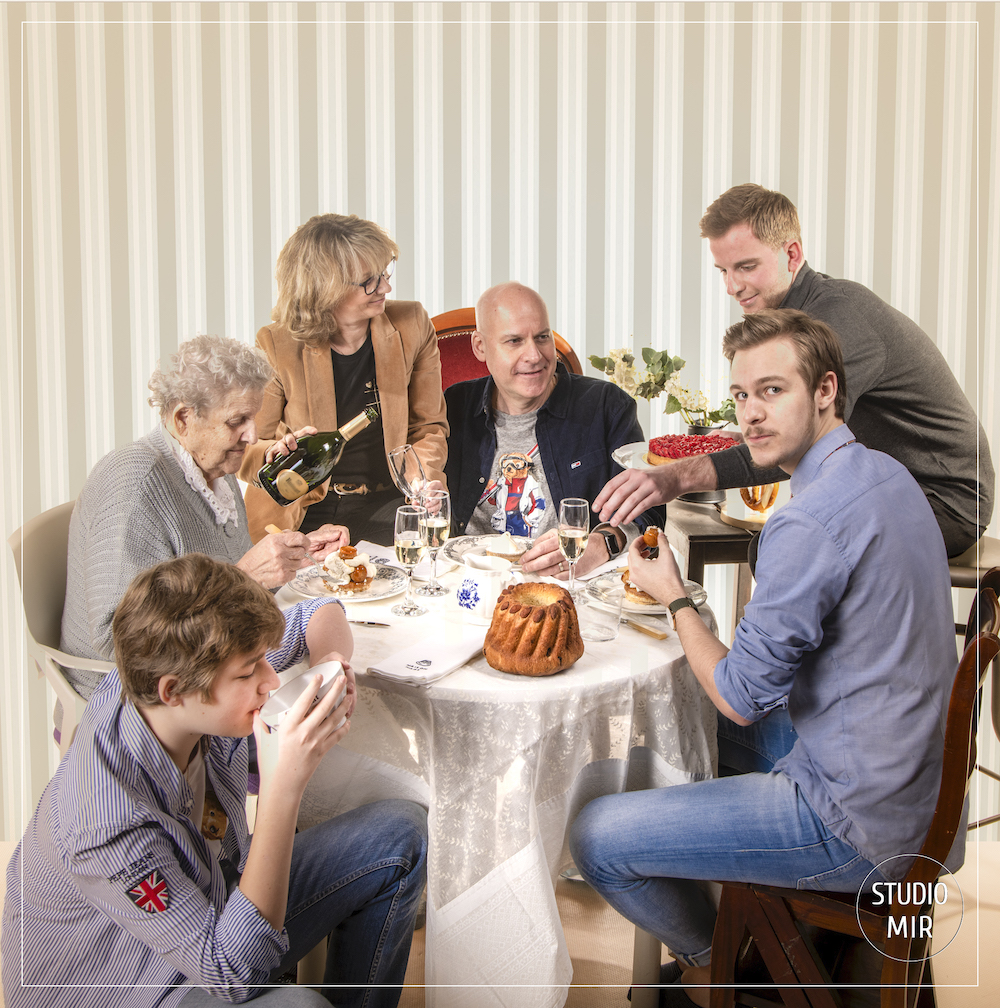 Seance-photo-famille-a-table-studio-dans-le-Val-de-Marne Séance photo famille à table en studio dans le Val de Marne