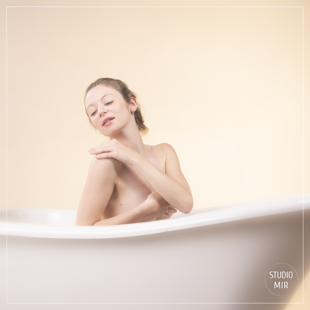 Photographe Boudoir dans une baignoire dans le Val de Marne