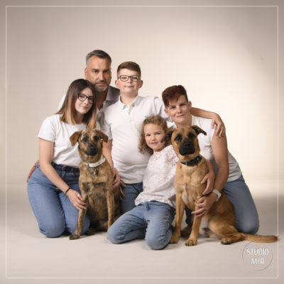 Séance photo famille avec un chien en studio proche de Paris