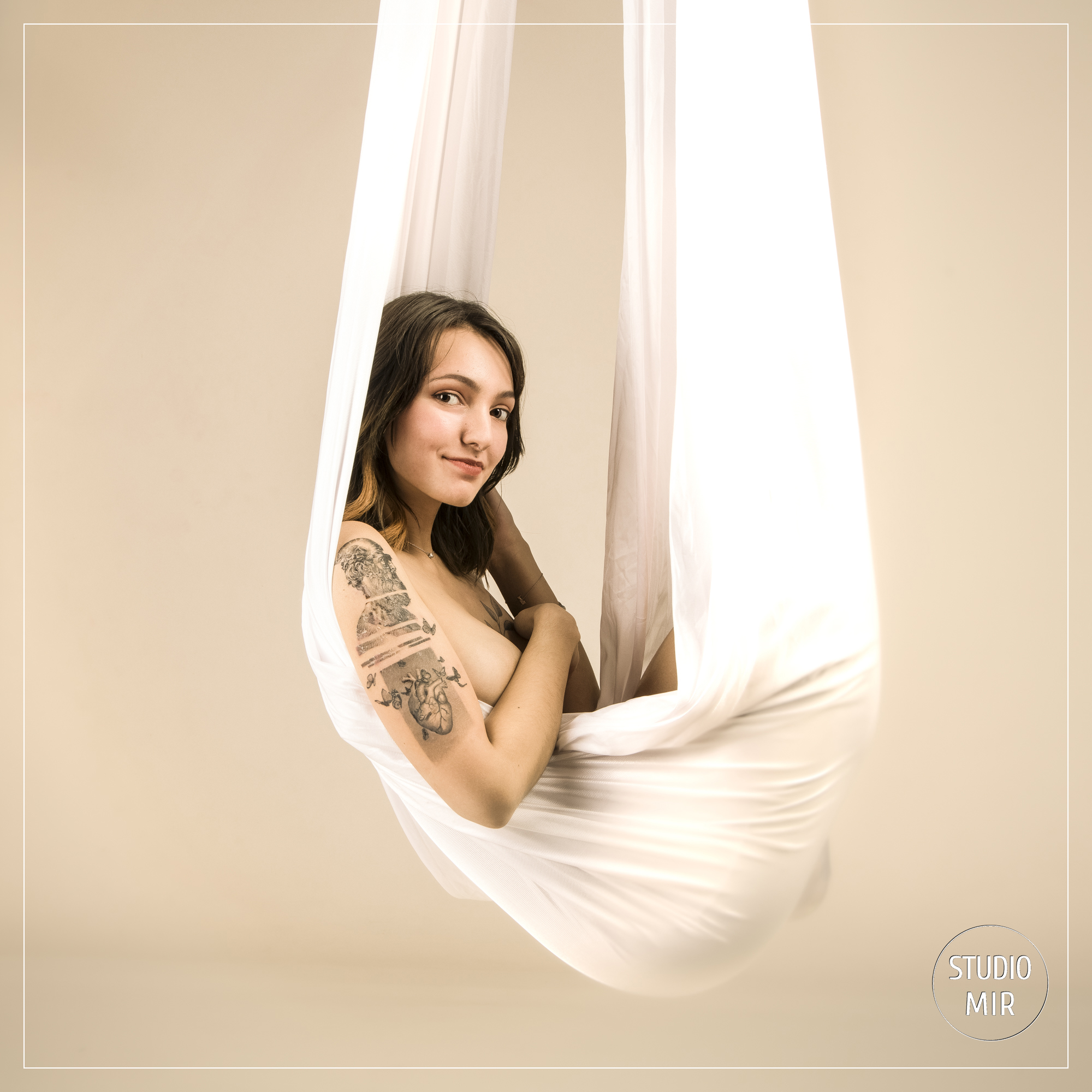 Séance photo boudoir en suspension avec un drap proche de Paris Séance photo boudoir en suspension avec un drap proche de Paris