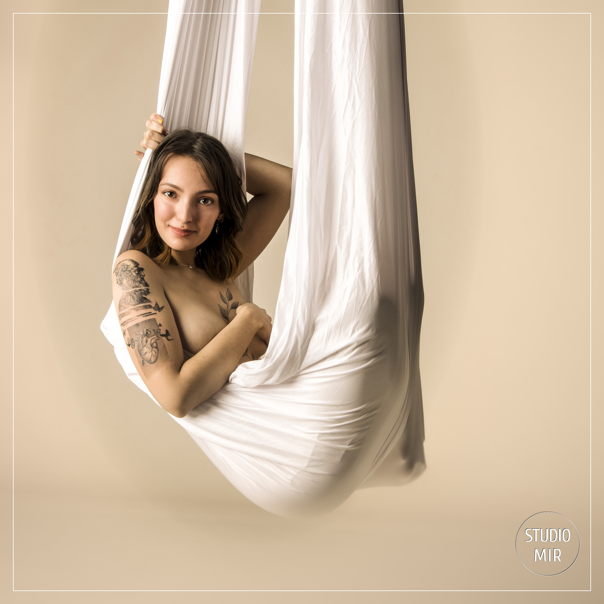 Séance photo boudoir en suspension avec un drap proche de Paris