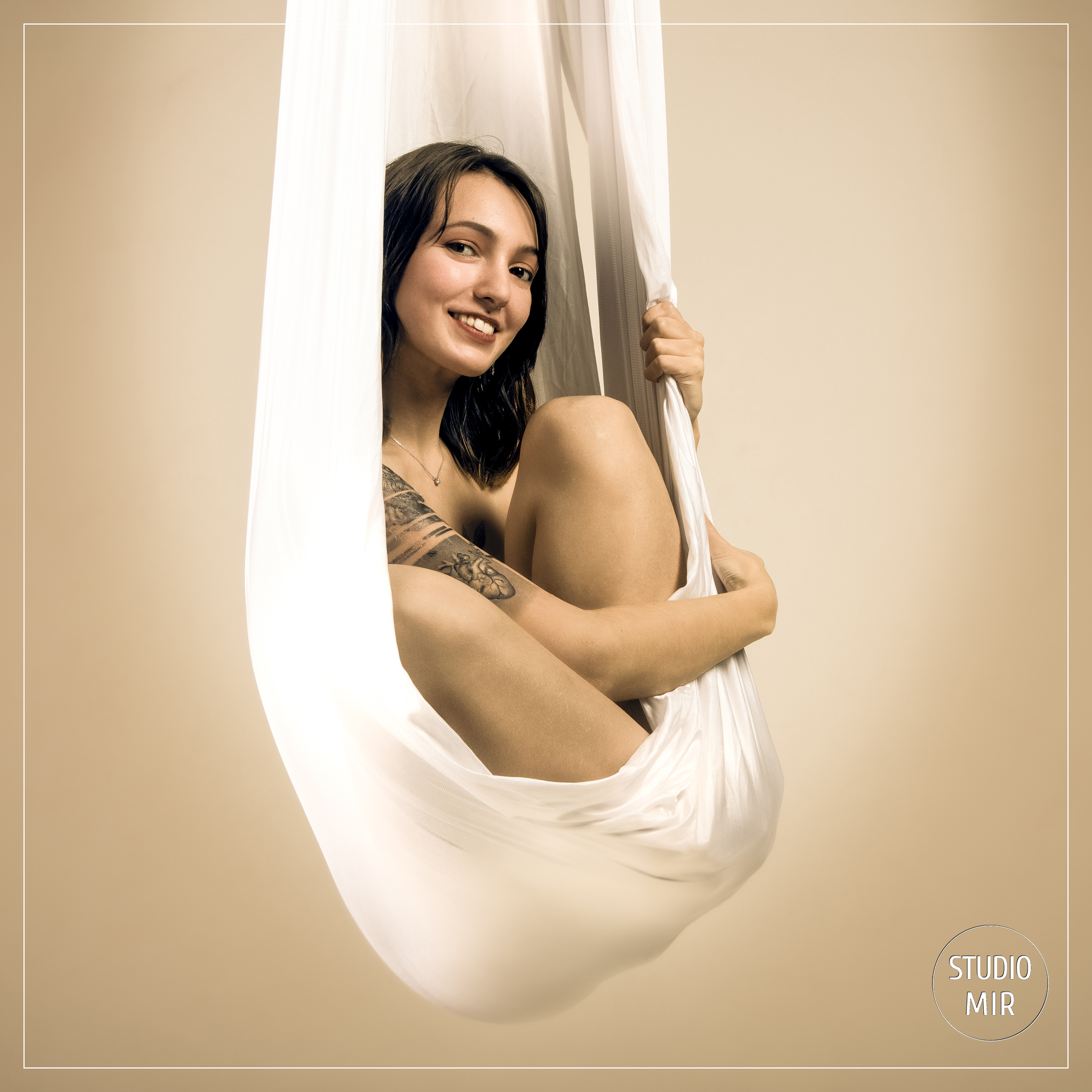 Séance photo boudoir en suspension avec un drap proche de Paris Séance photo boudoir en suspension avec un drap proche de Paris