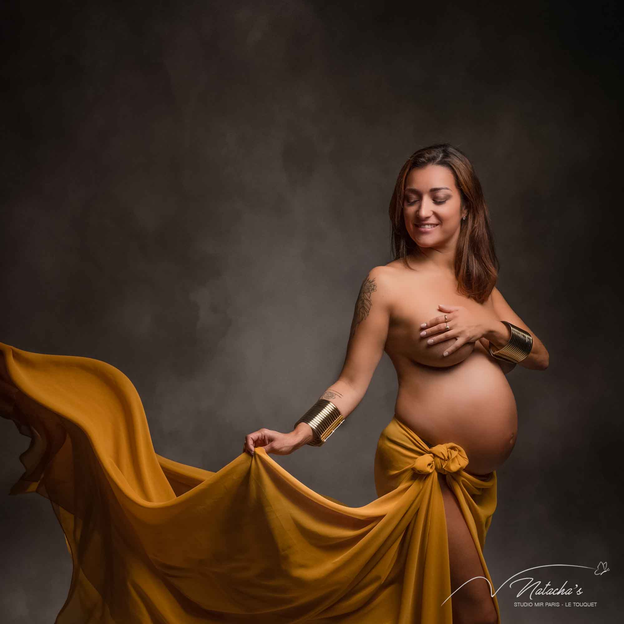Séance grossesse avec voilage dans le Val de Marne
