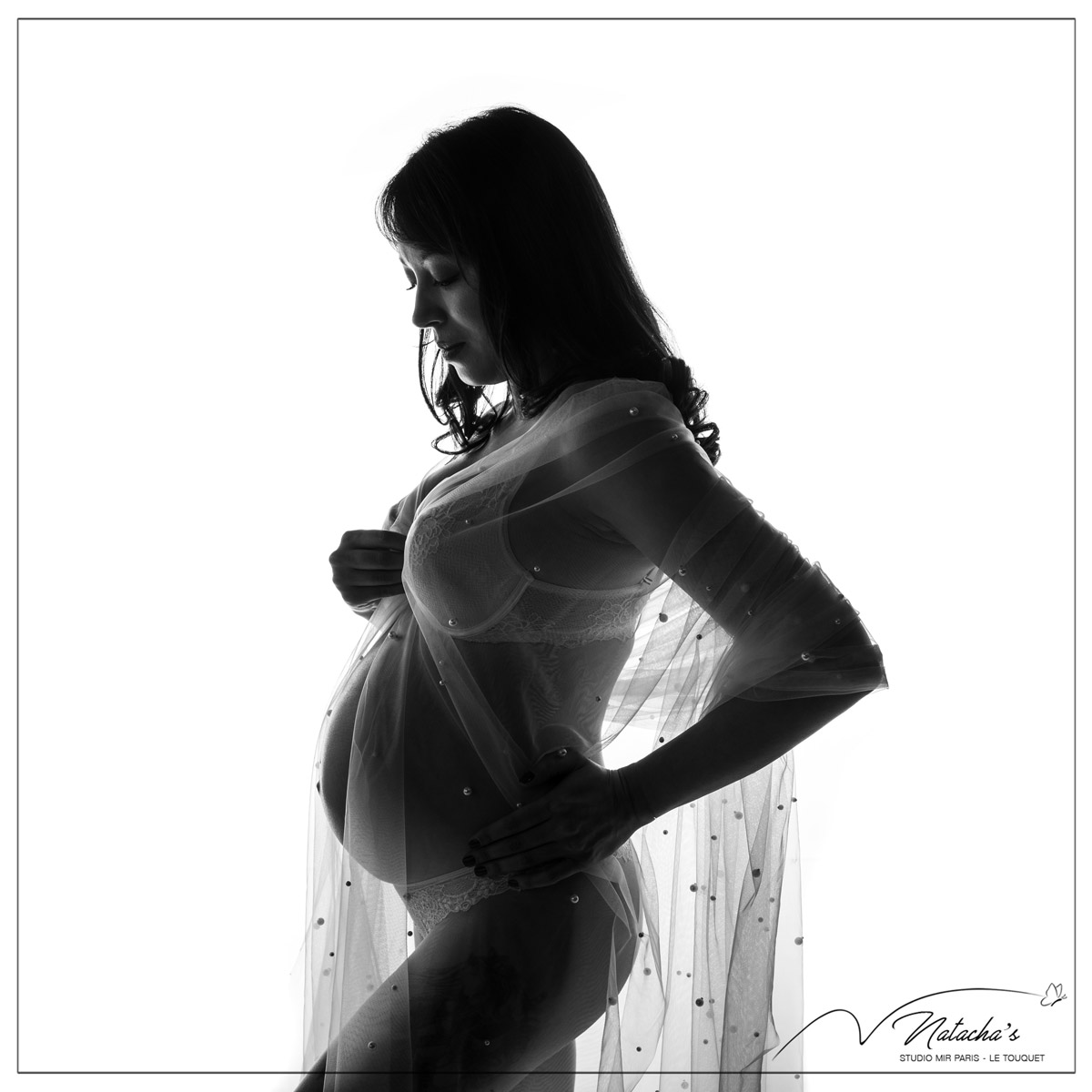 shooting-grossesse-avec-accessoire-en-contre-jour-94 Shooting grossesse en contre jour dans le 94