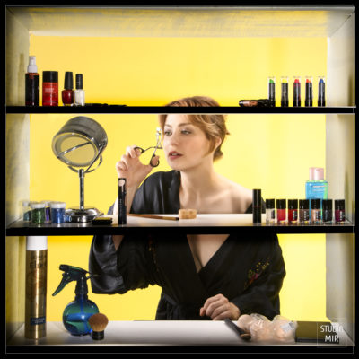 Séance photo modèle fun dans la “salle de bain” !